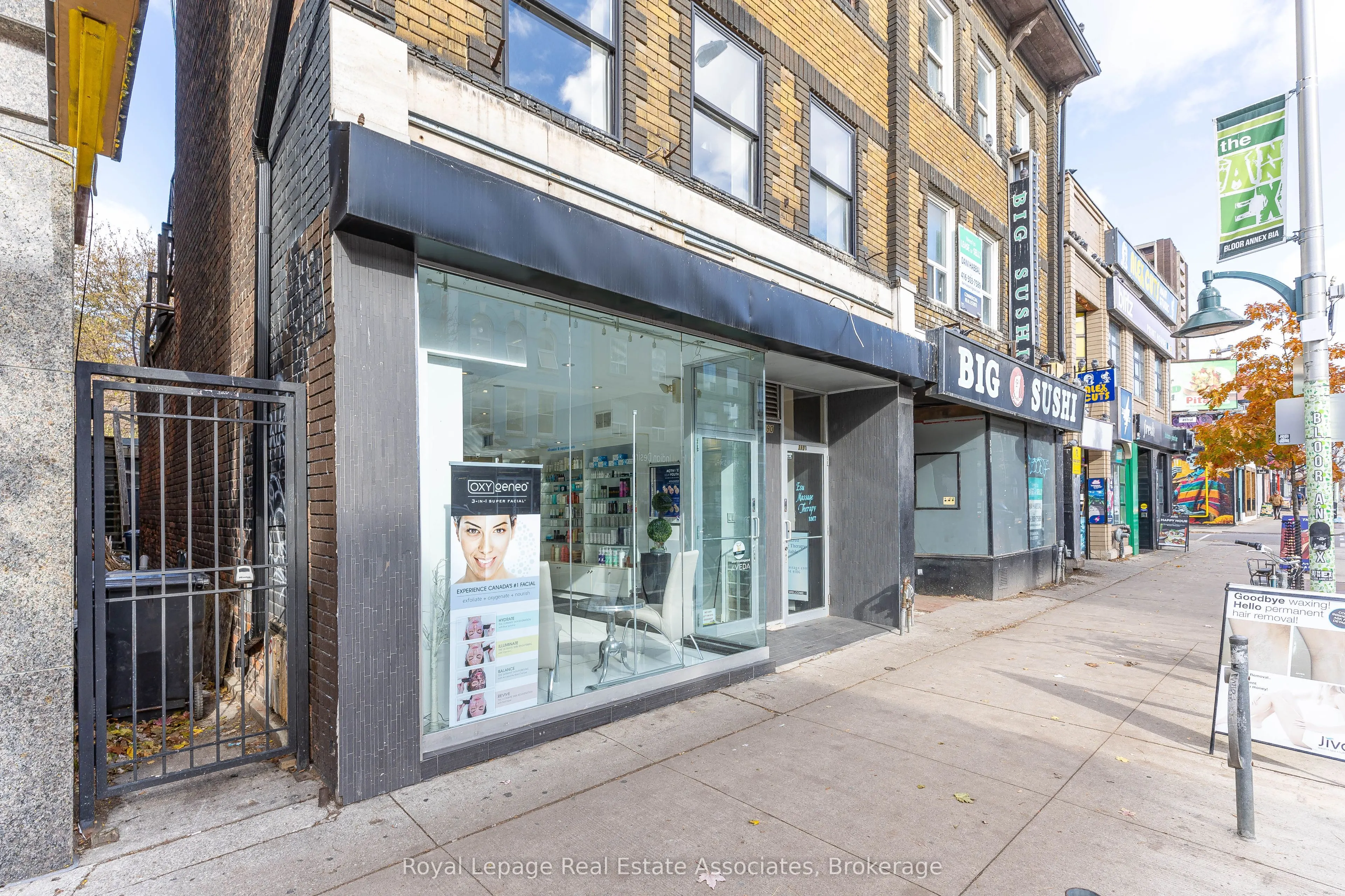 390 Bloor Street W