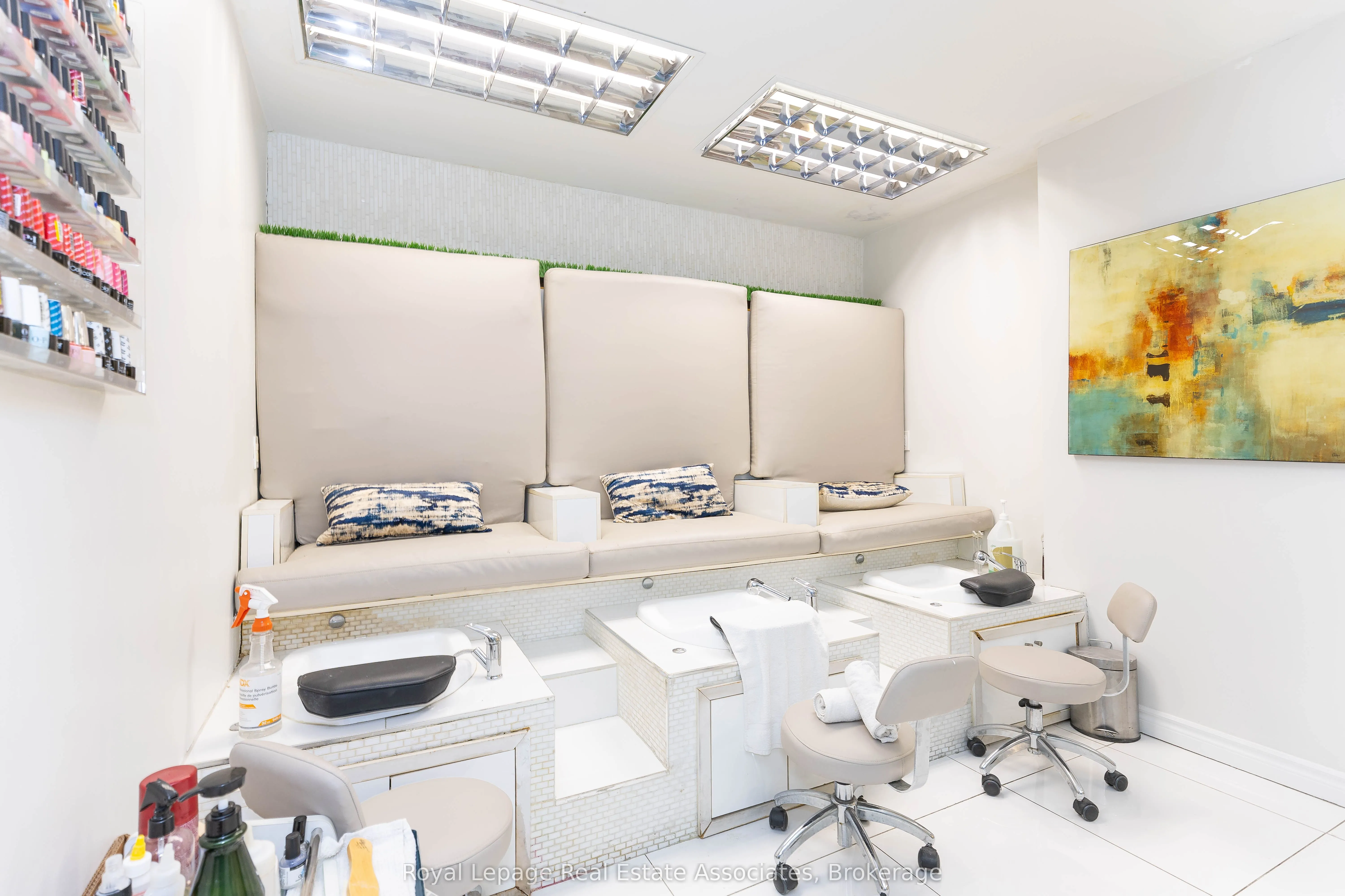 390 Bloor Street W