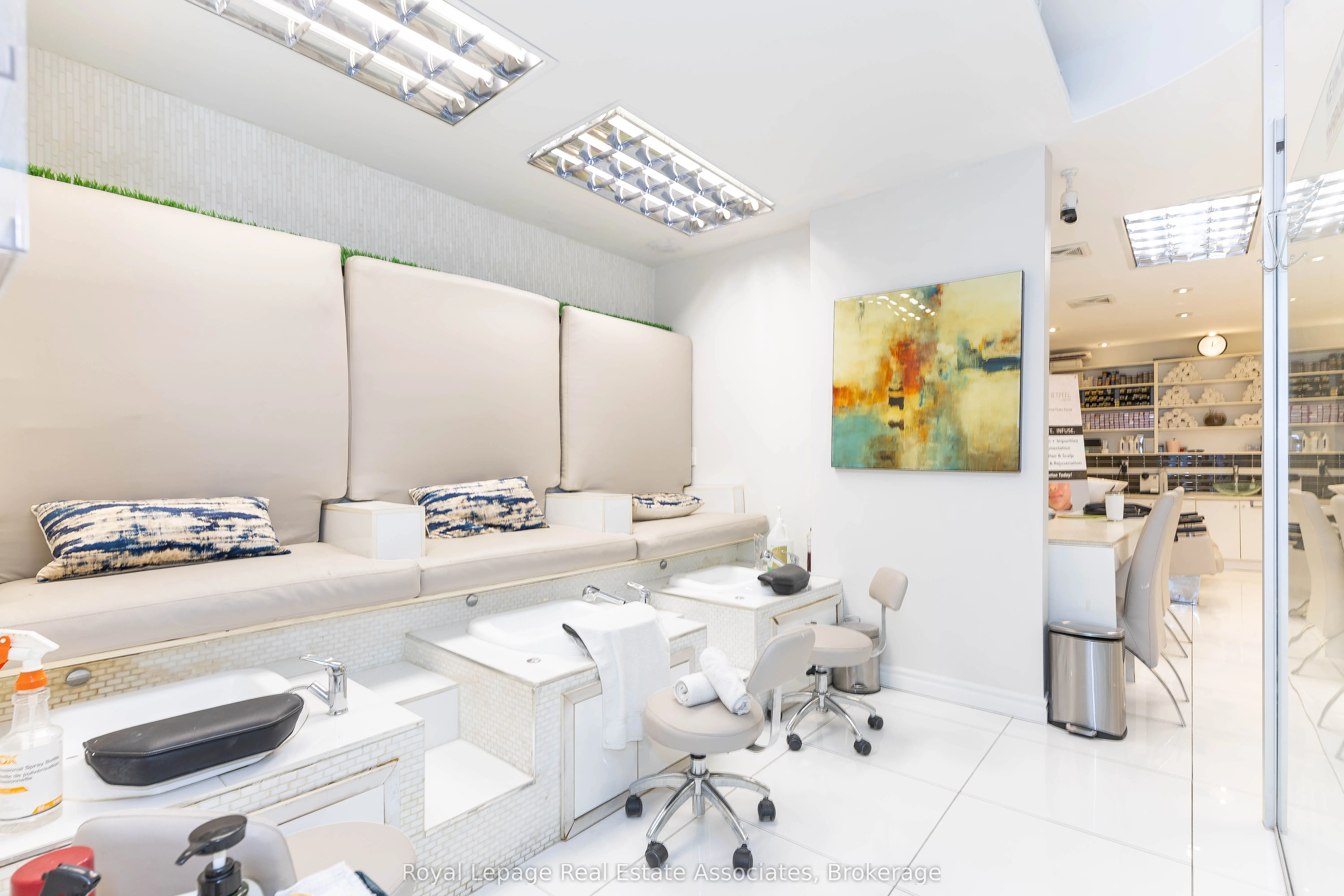 390 Bloor Street W