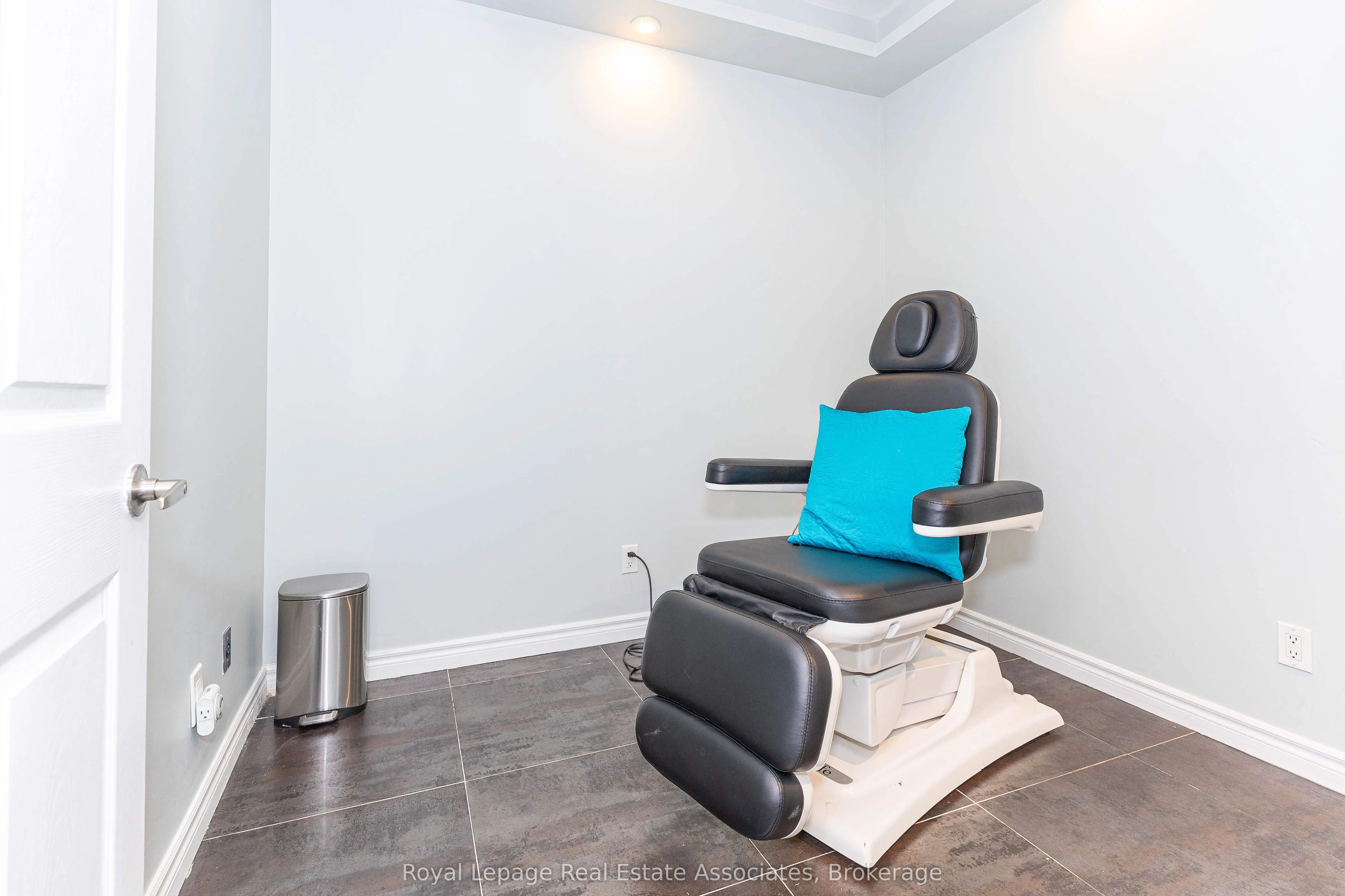 390 Bloor Street W