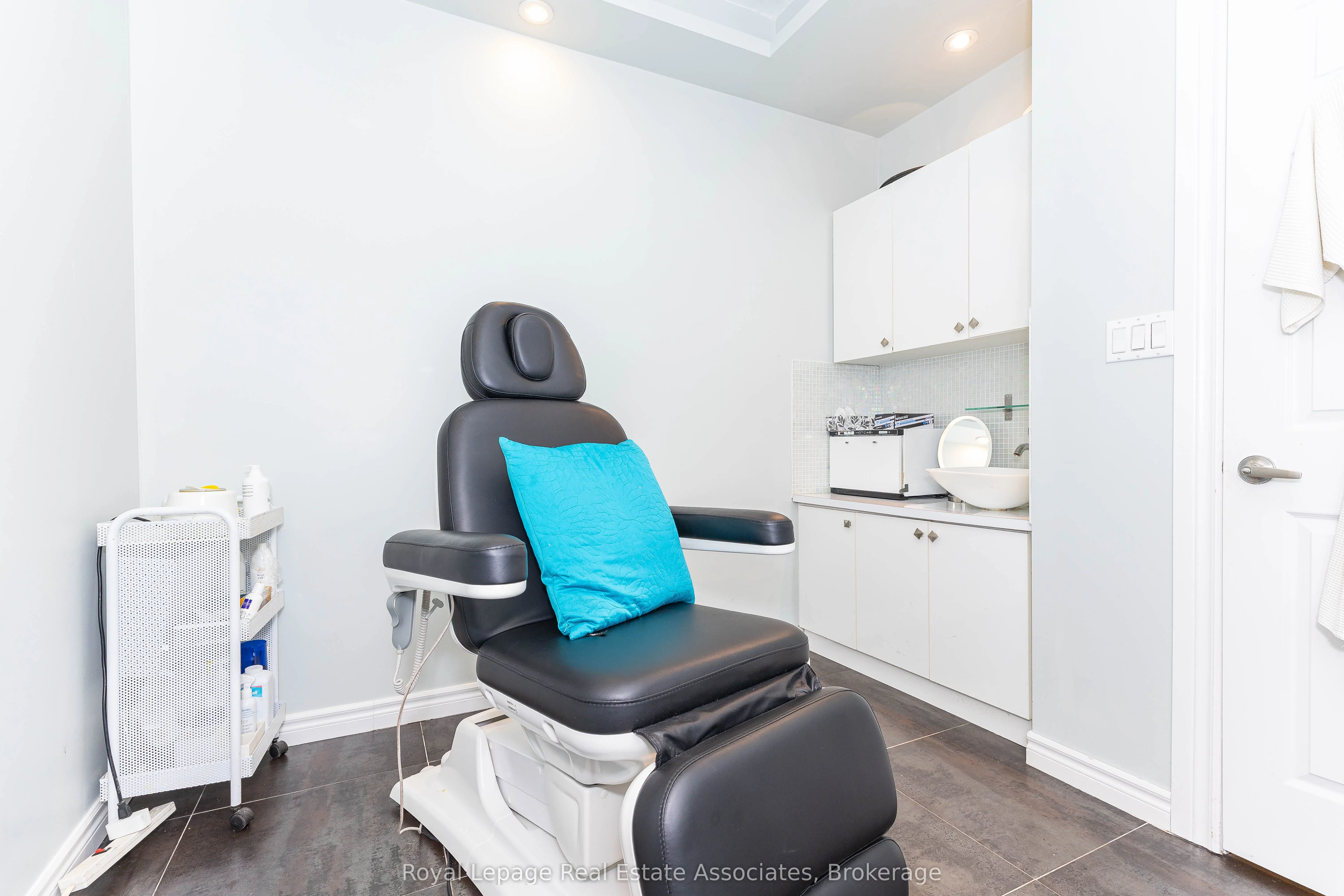 390 Bloor Street W