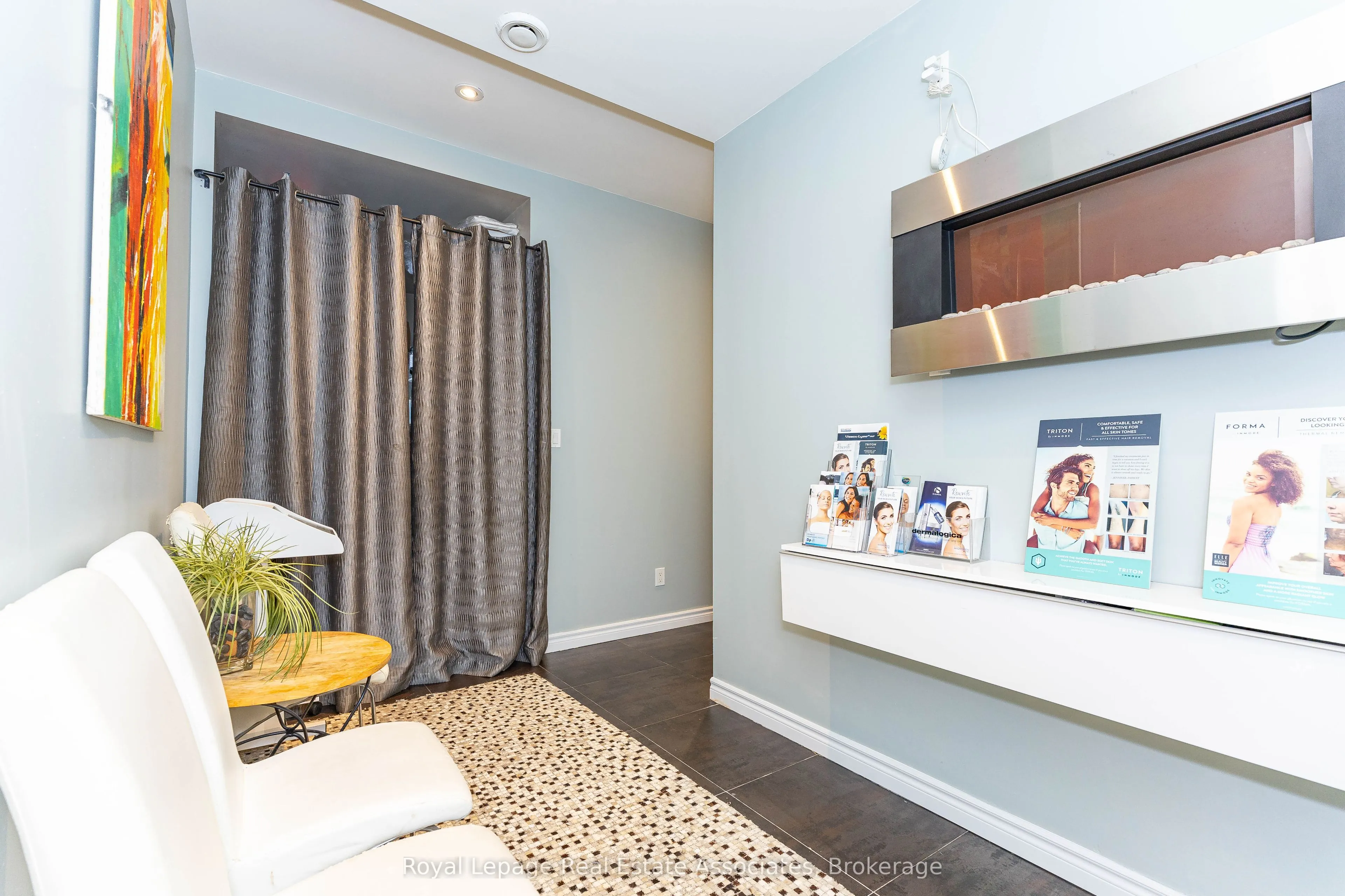390 Bloor Street W