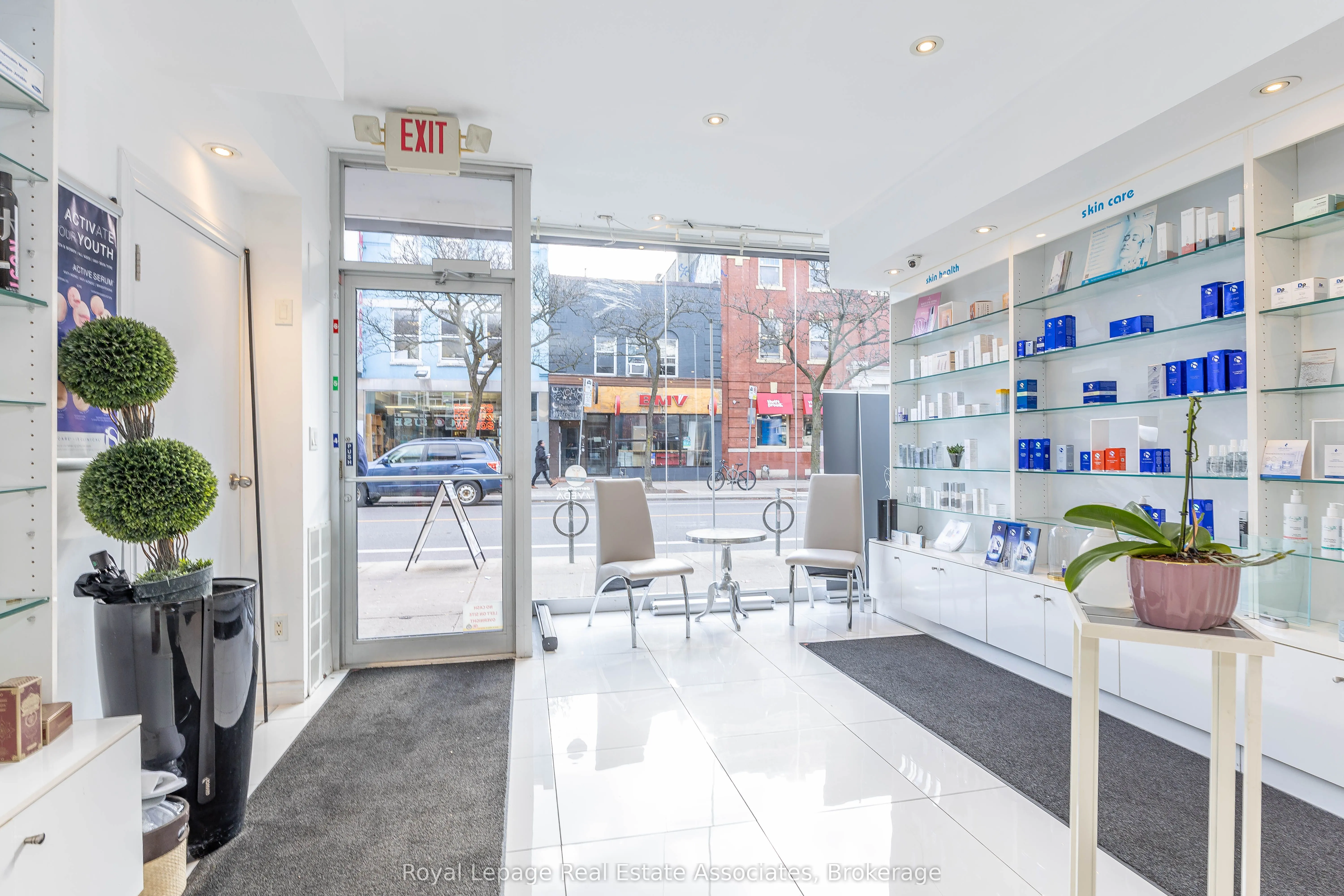 390 Bloor Street W
