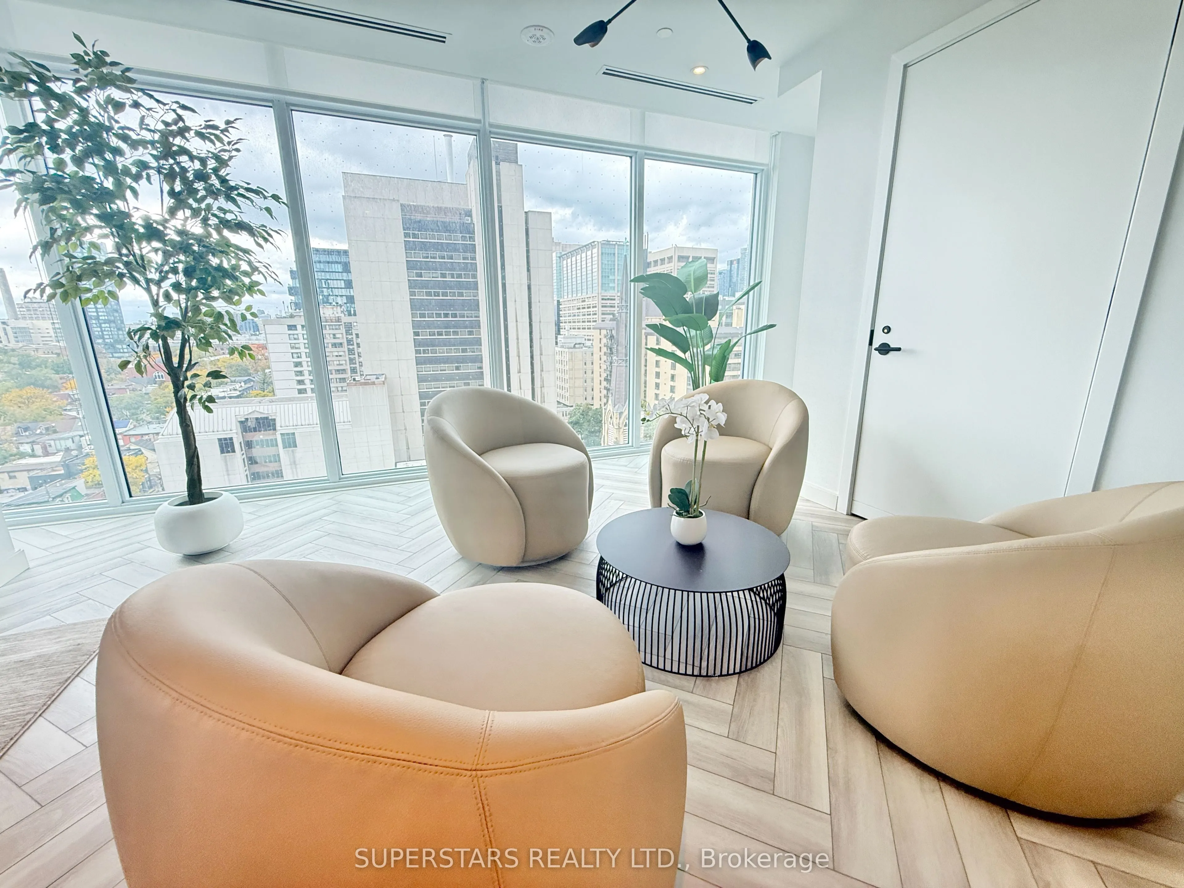 280 Dundas Street W #2604