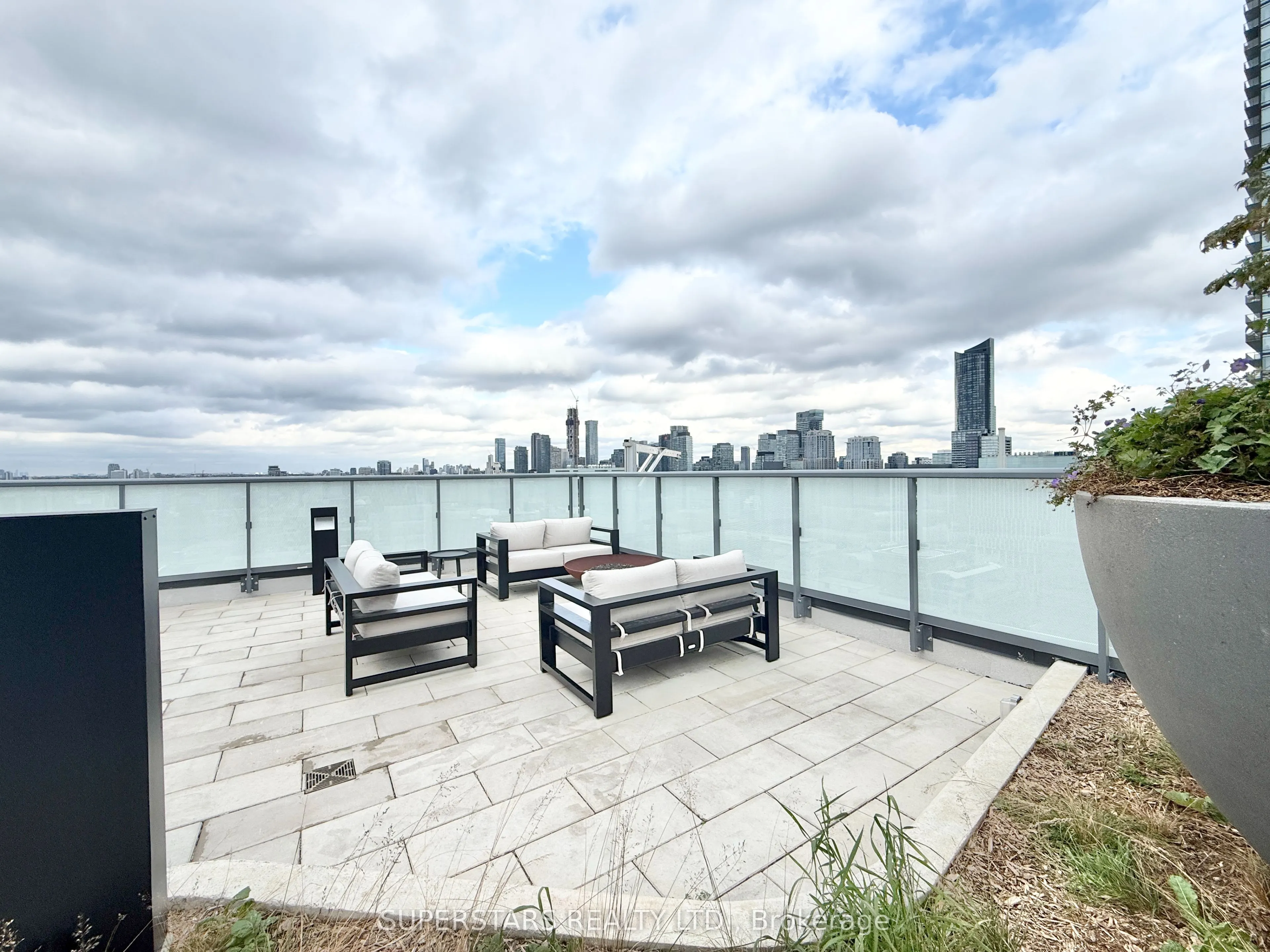 280 Dundas Street W #2604