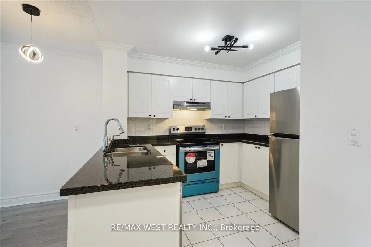 1 Hycrest Avenue #203