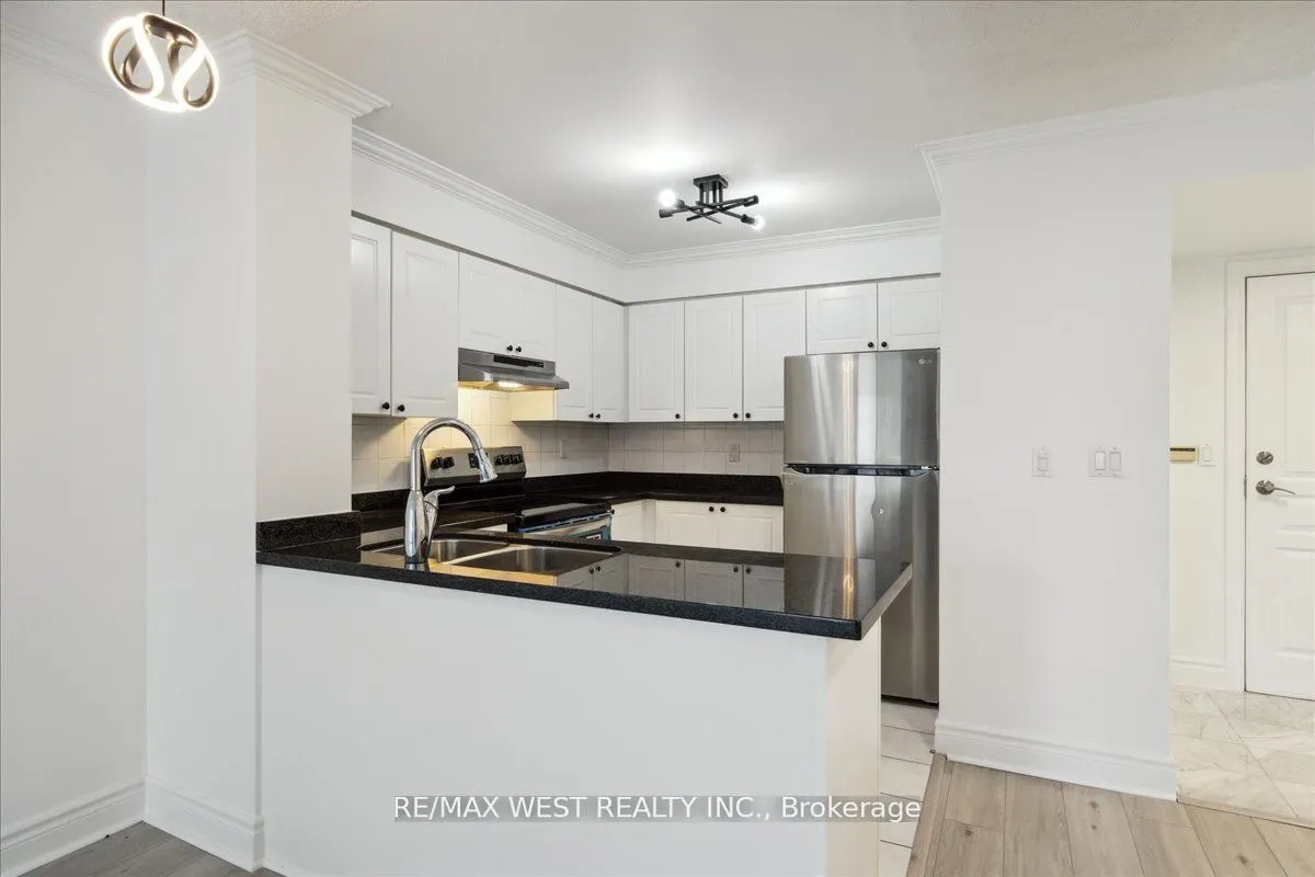 1 Hycrest Avenue #203