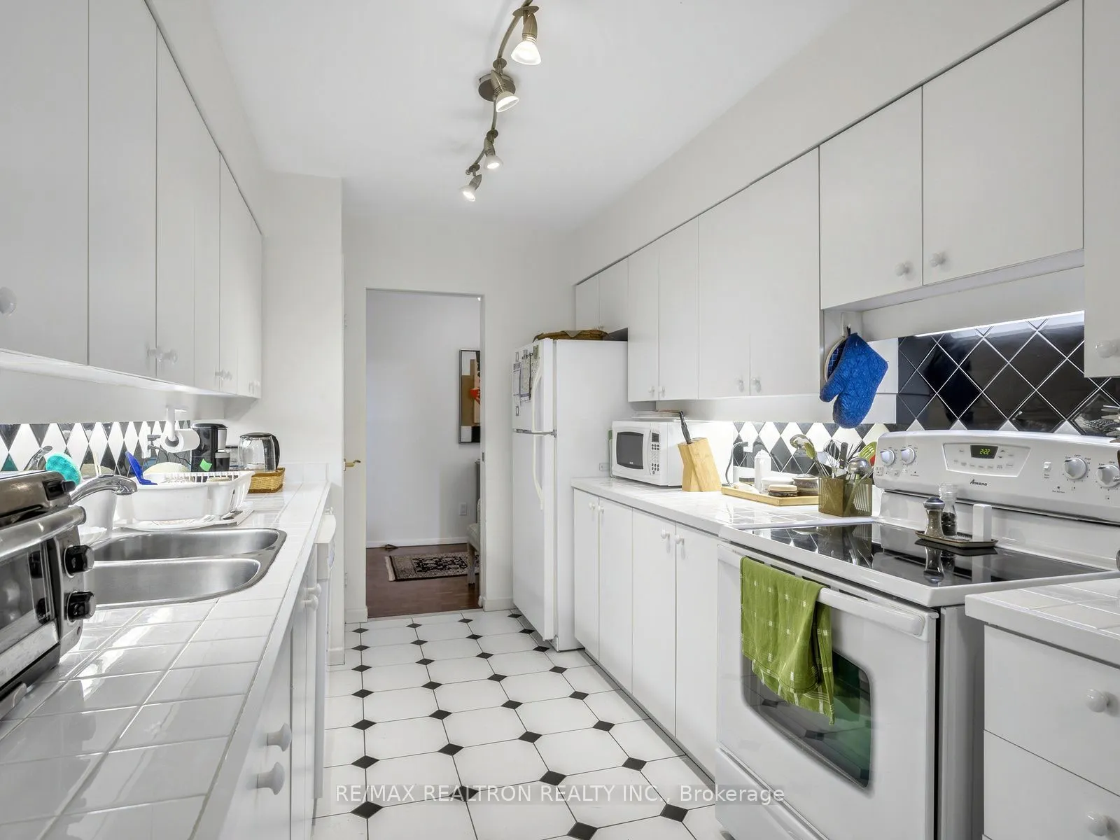 260 Heath Street W #1502