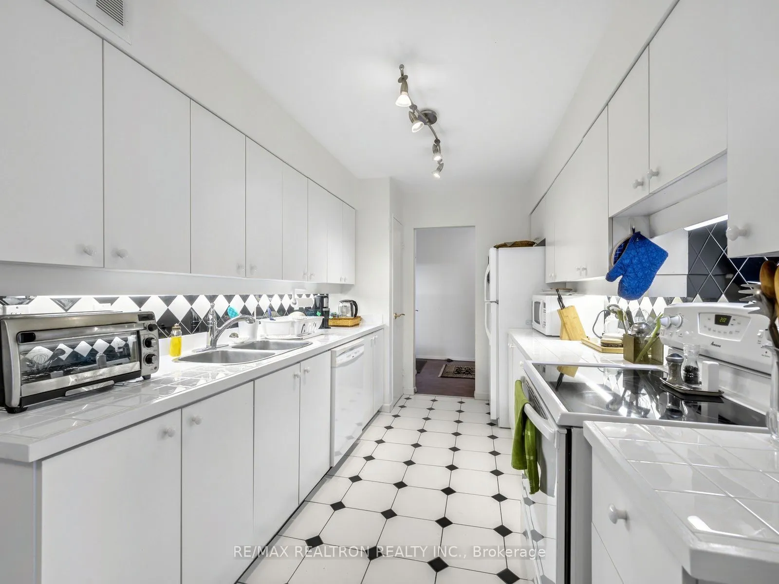 260 Heath Street W #1502