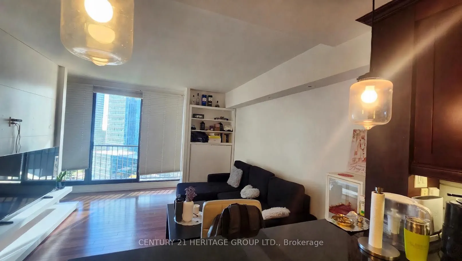 33 Harbour Square #1822