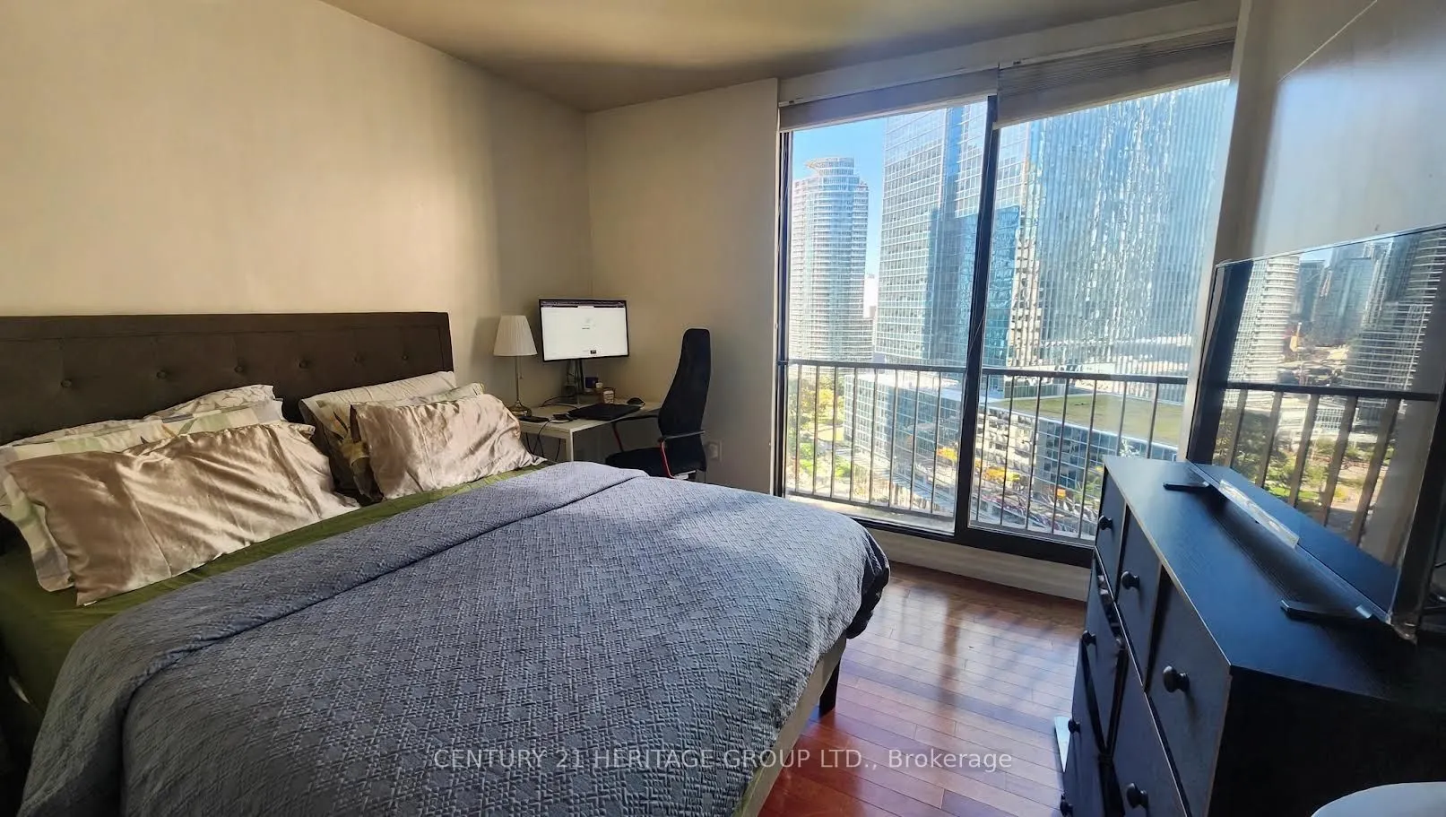 33 Harbour Square #1822