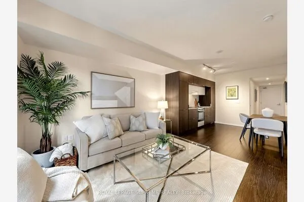 159 Dundas Street E