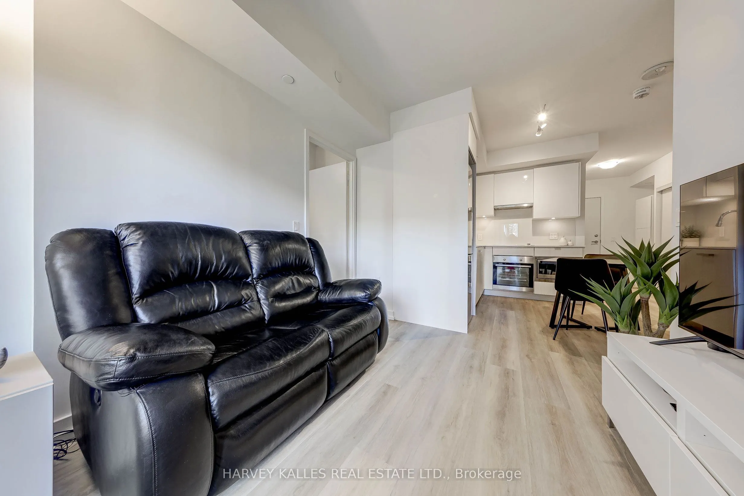 195 REDPATH Avenue #706