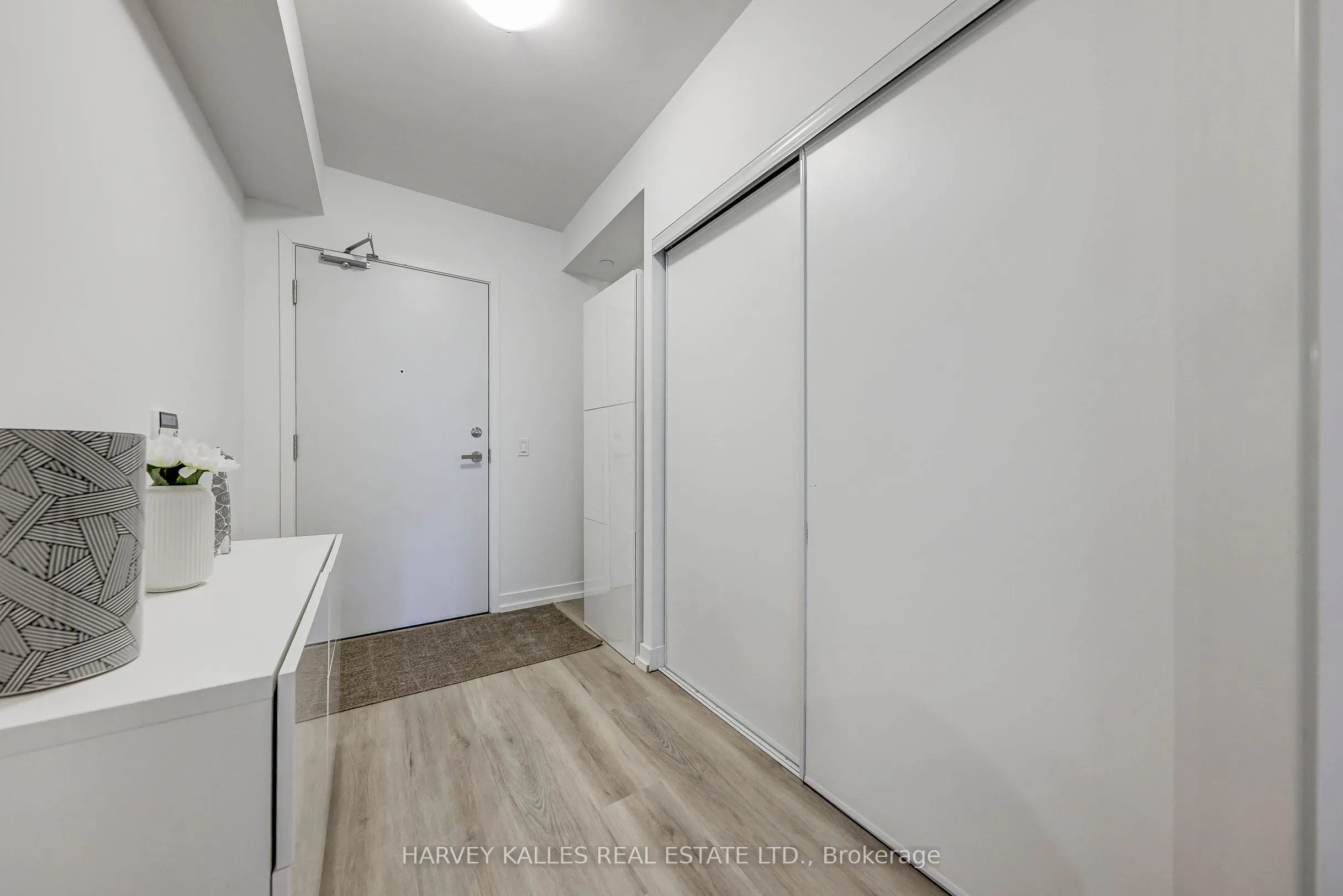 195 REDPATH Avenue #706