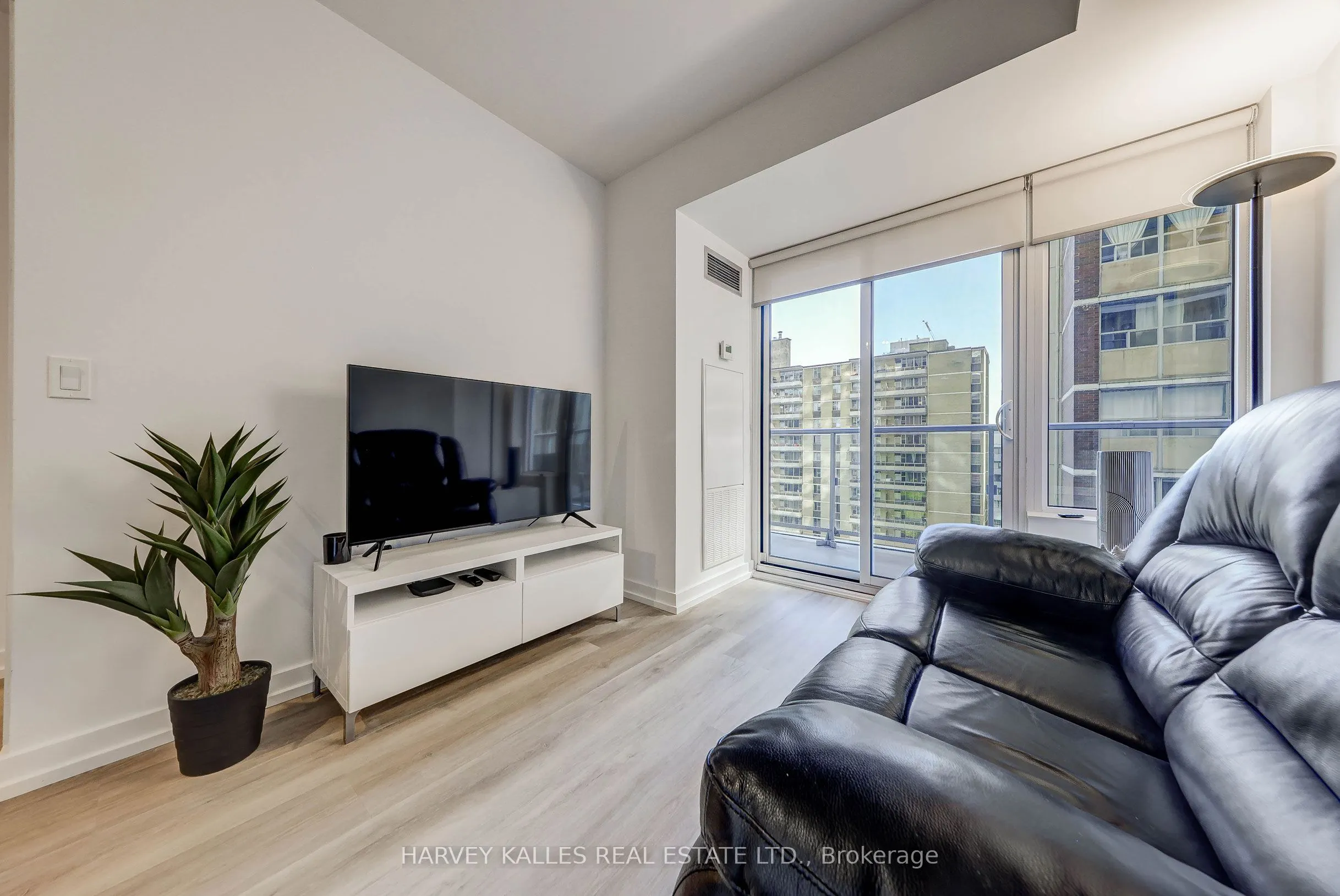195 REDPATH Avenue #706