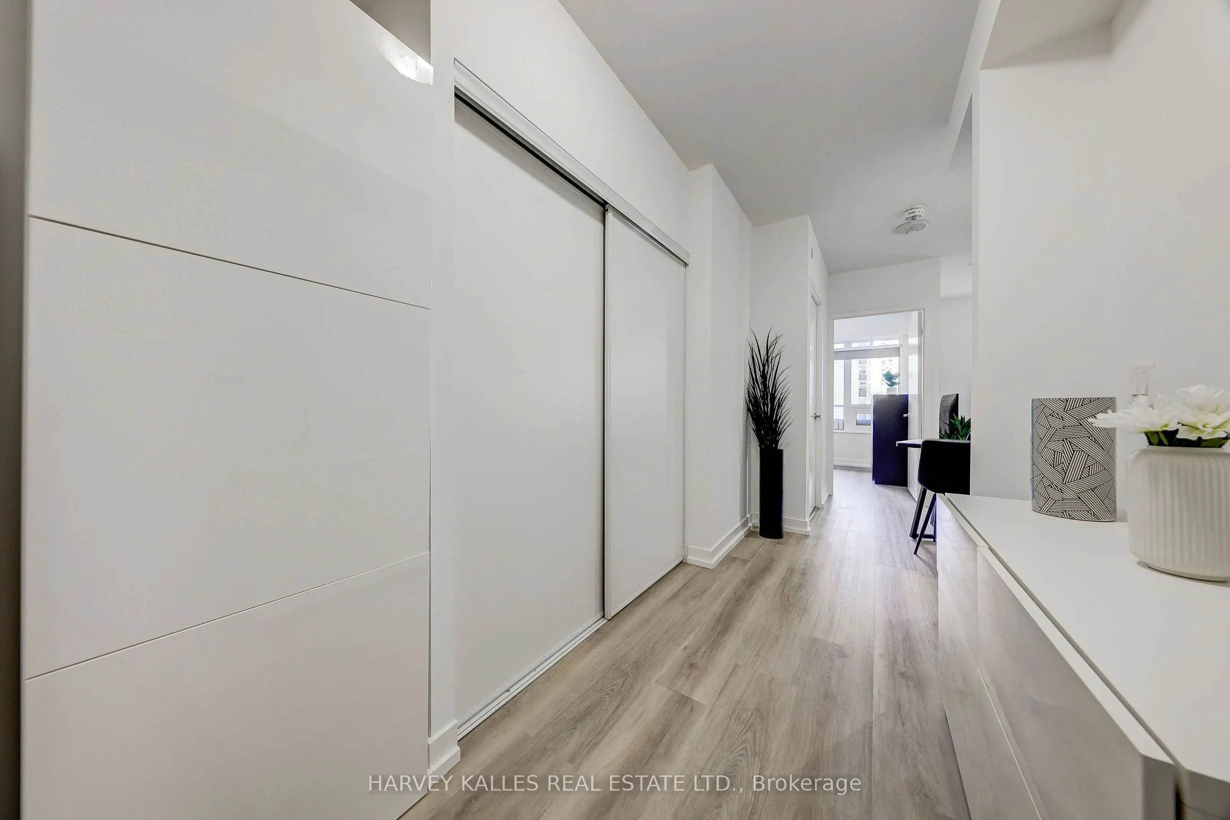 195 REDPATH Avenue #706