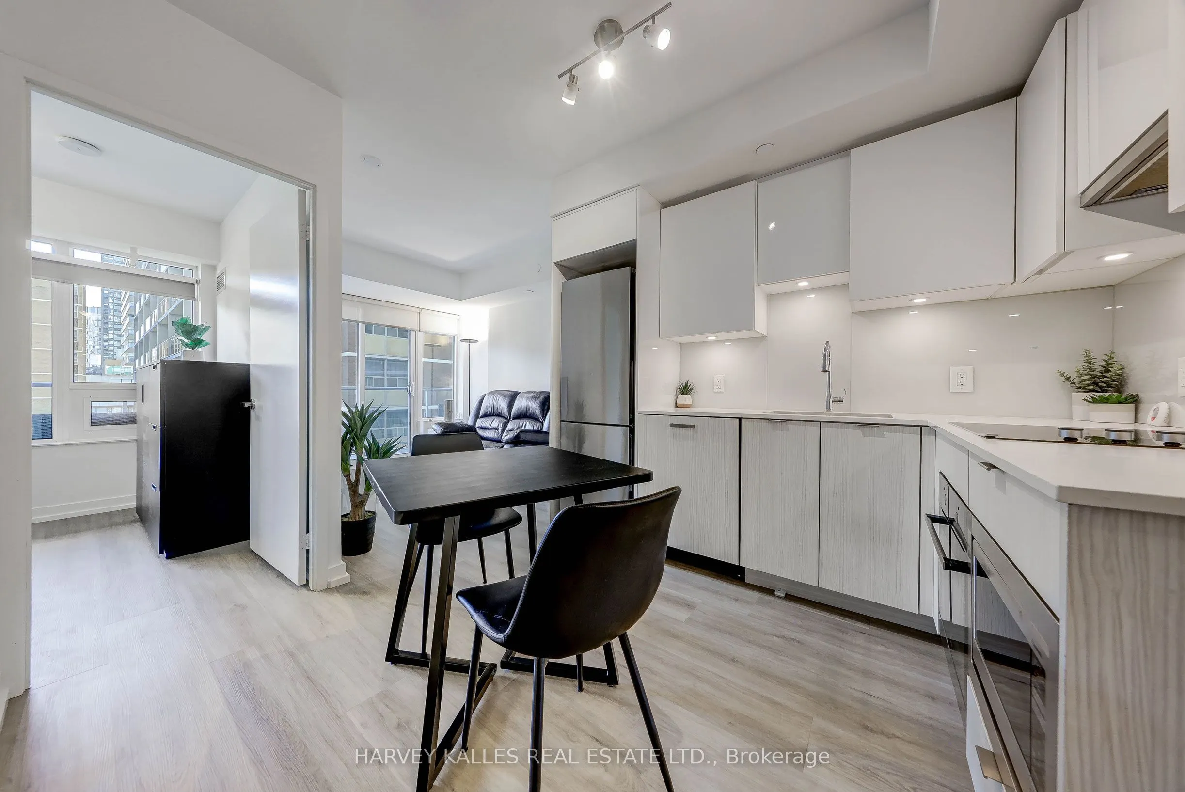 195 REDPATH Avenue #706