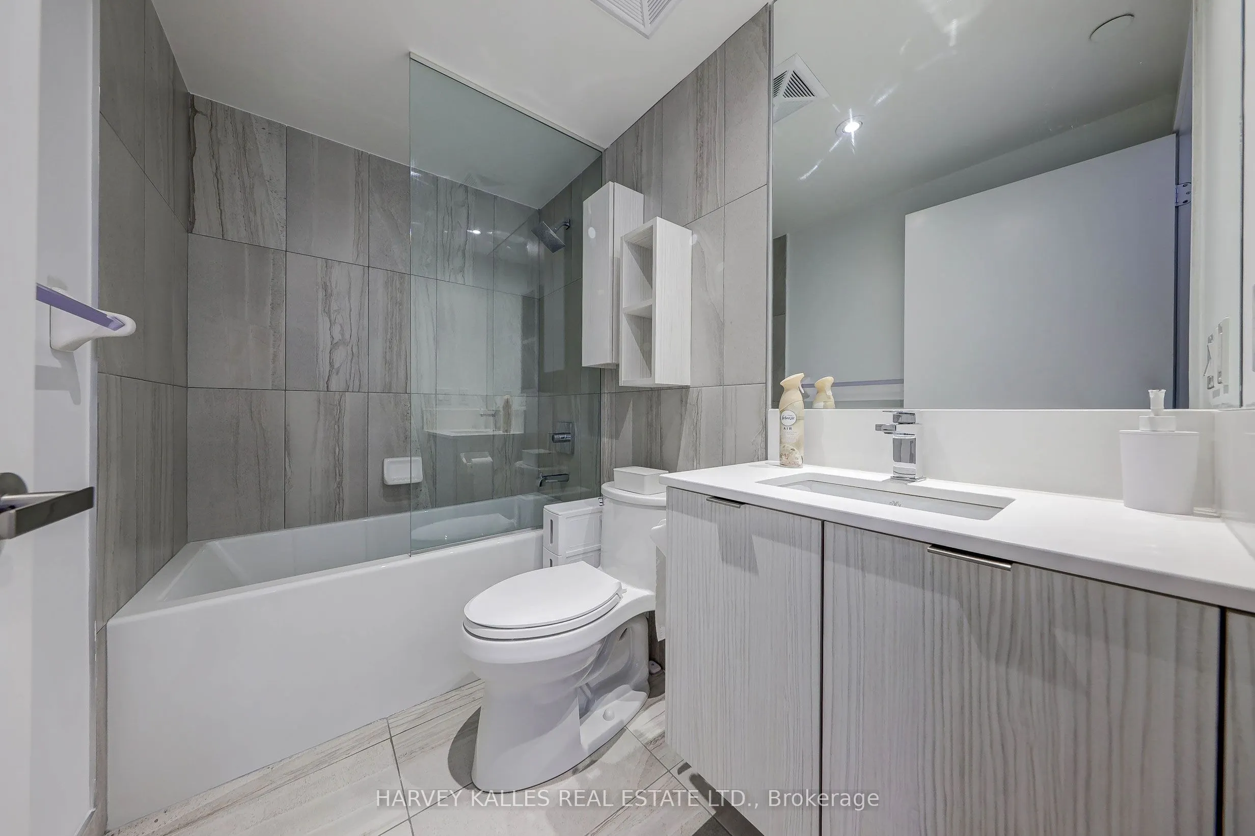 195 REDPATH Avenue #706