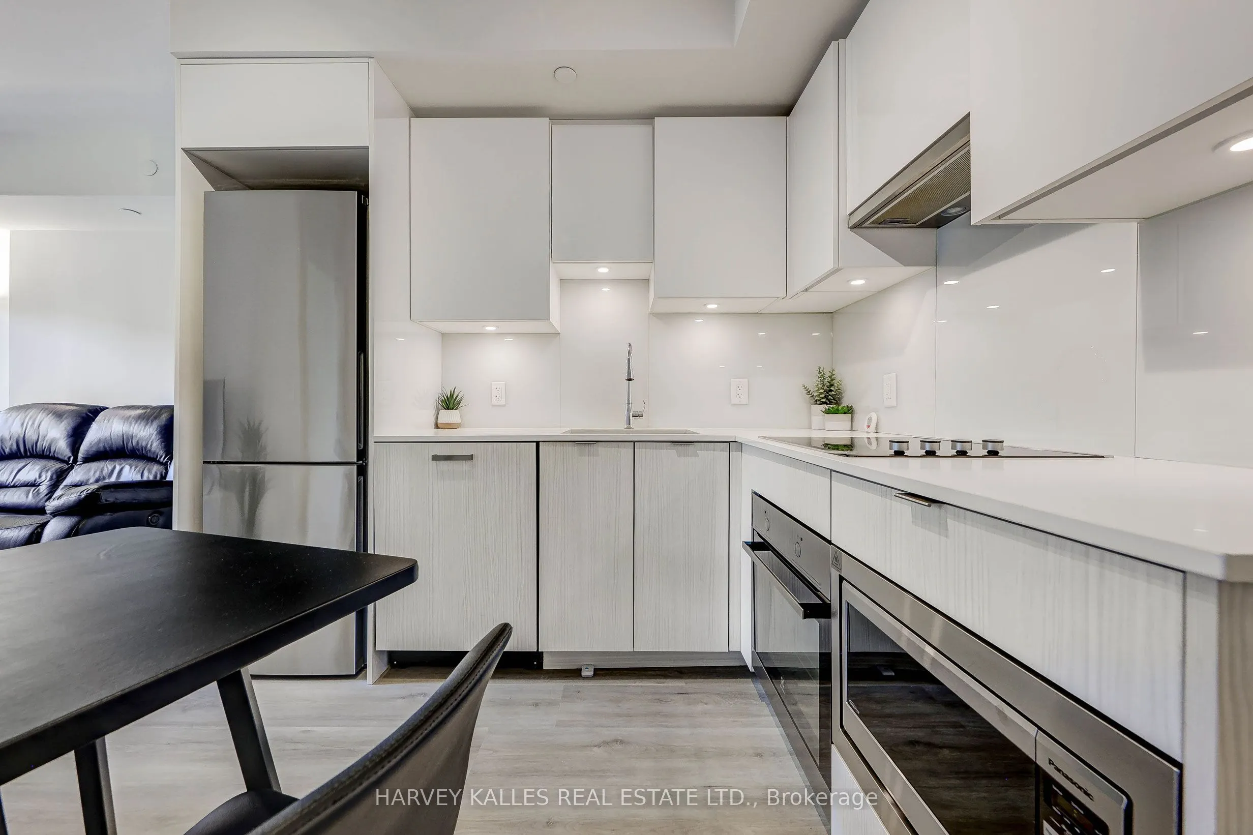 195 REDPATH Avenue #706