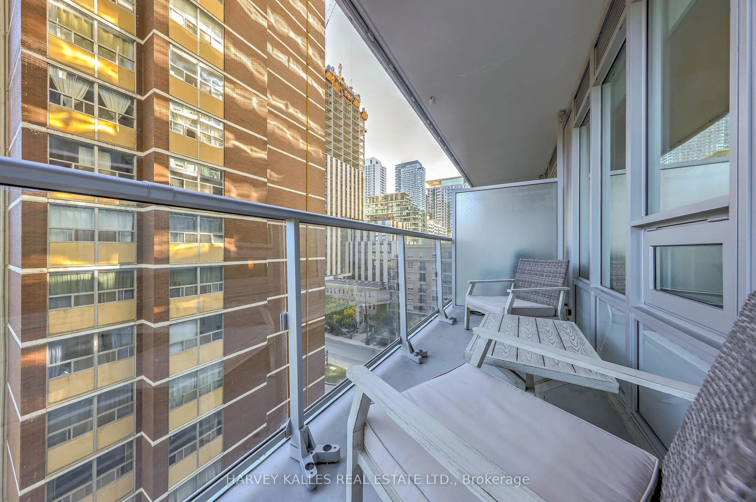 195 REDPATH Avenue #706