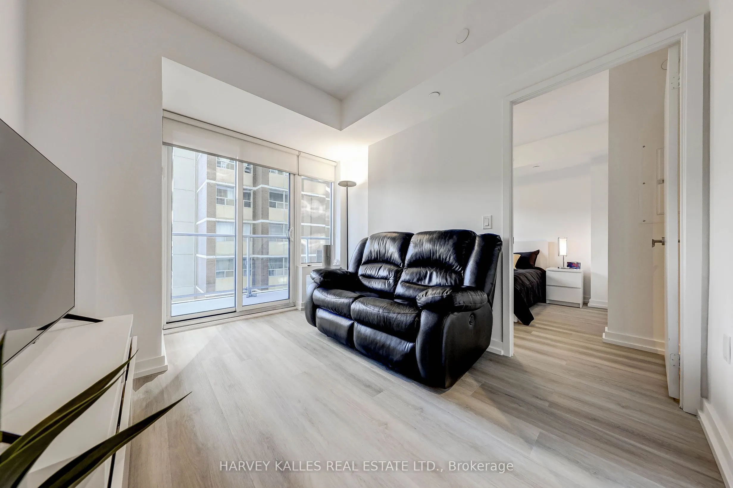 195 REDPATH Avenue #706