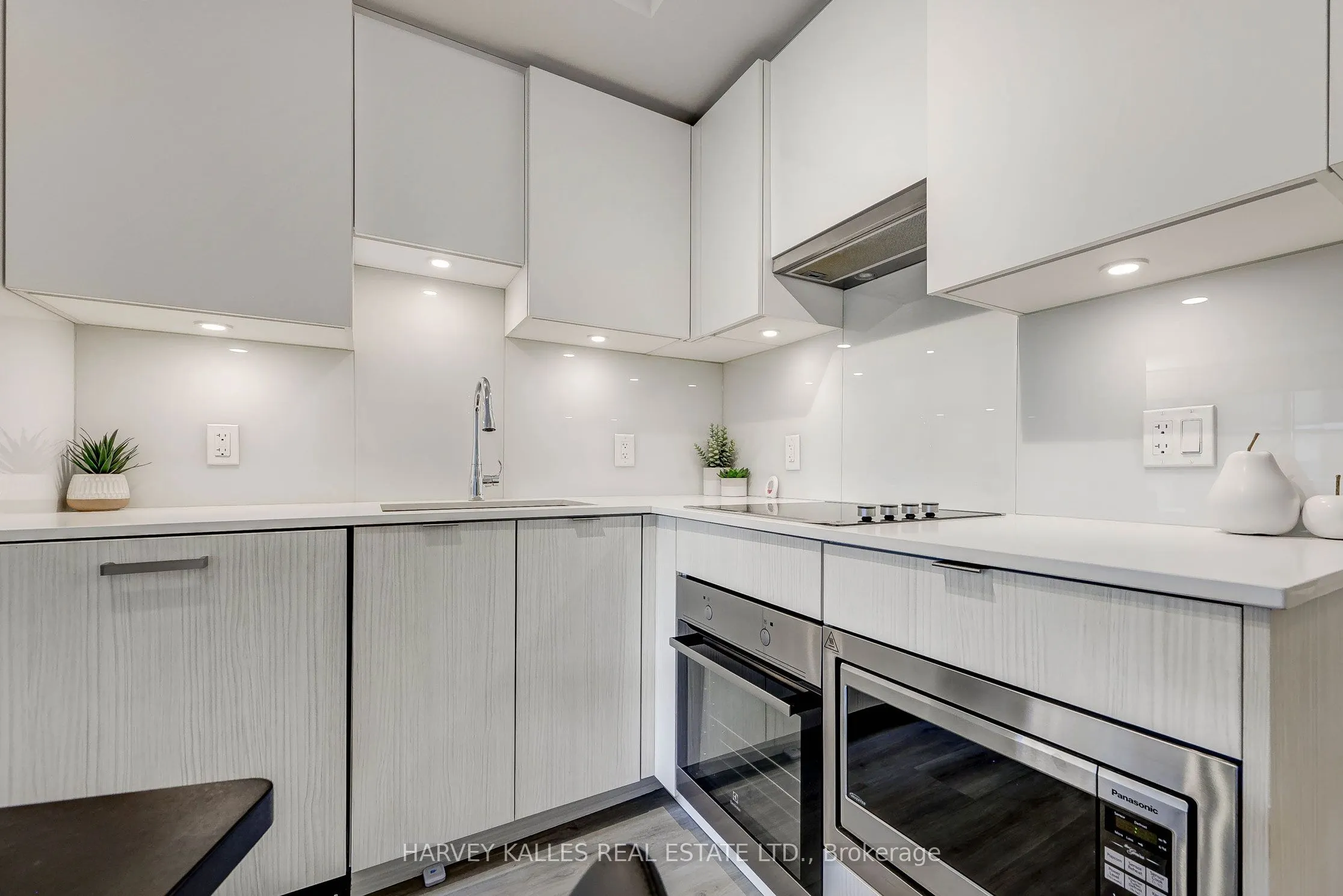 195 REDPATH Avenue #706