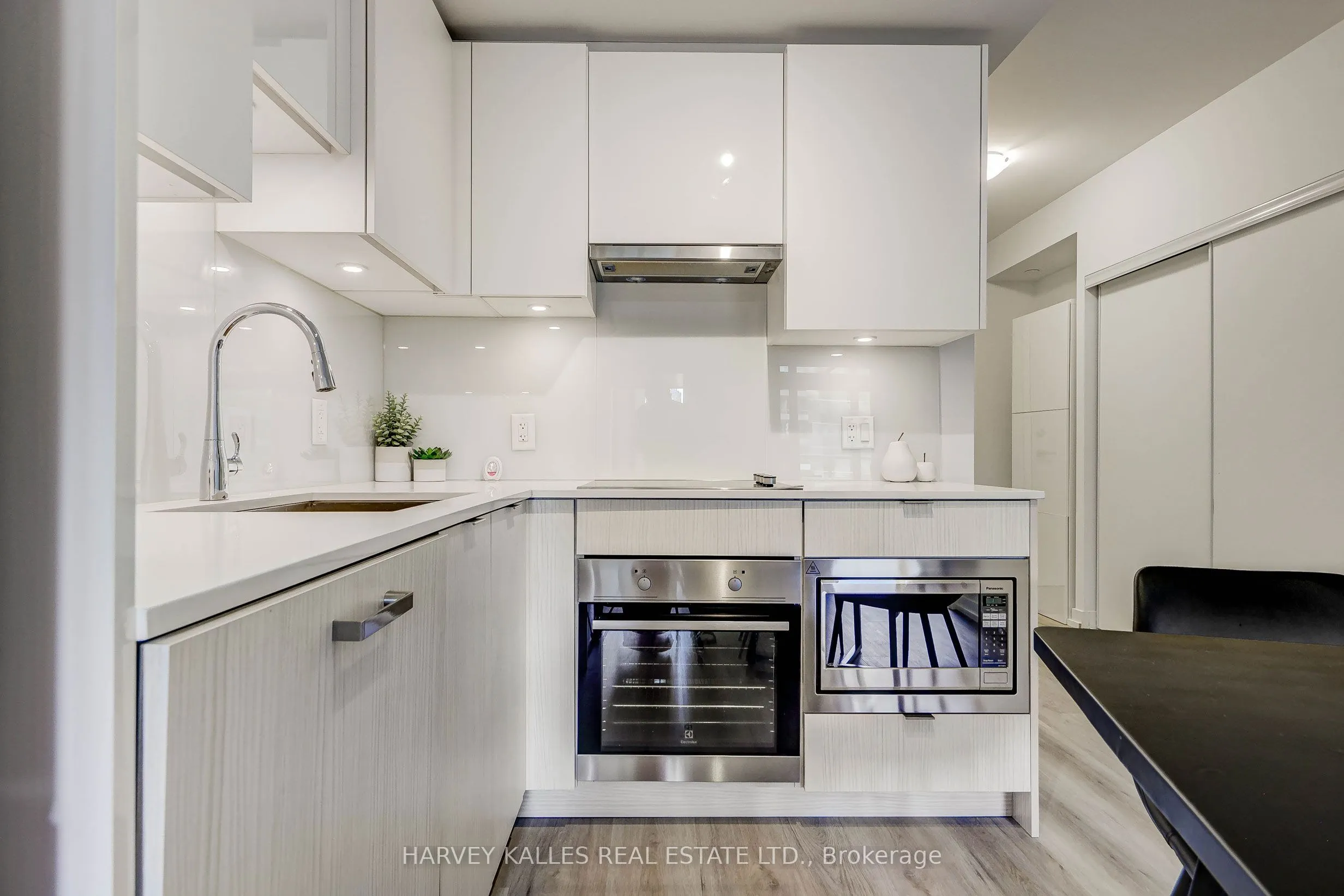 195 REDPATH Avenue #706
