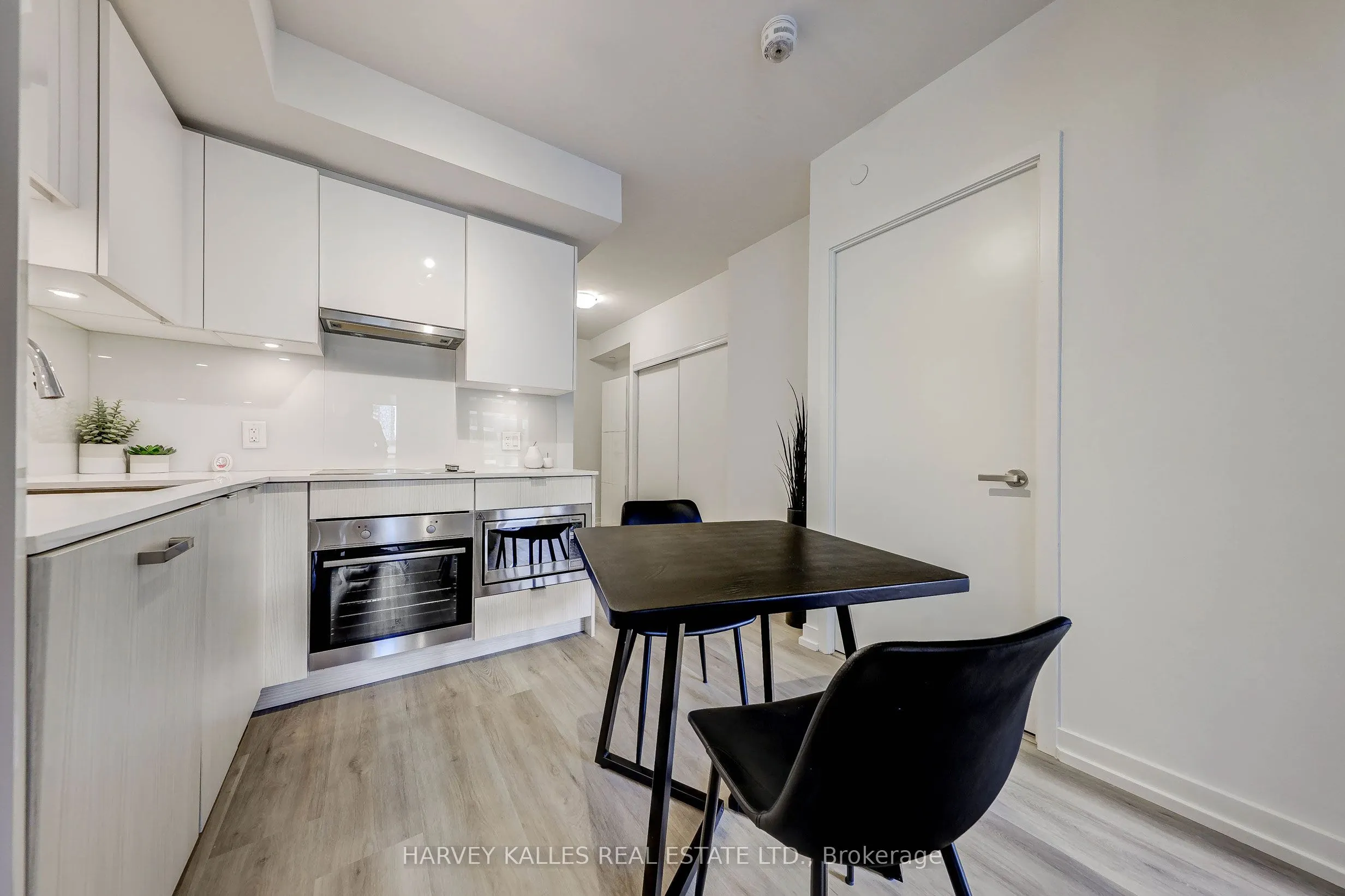 195 REDPATH Avenue #706