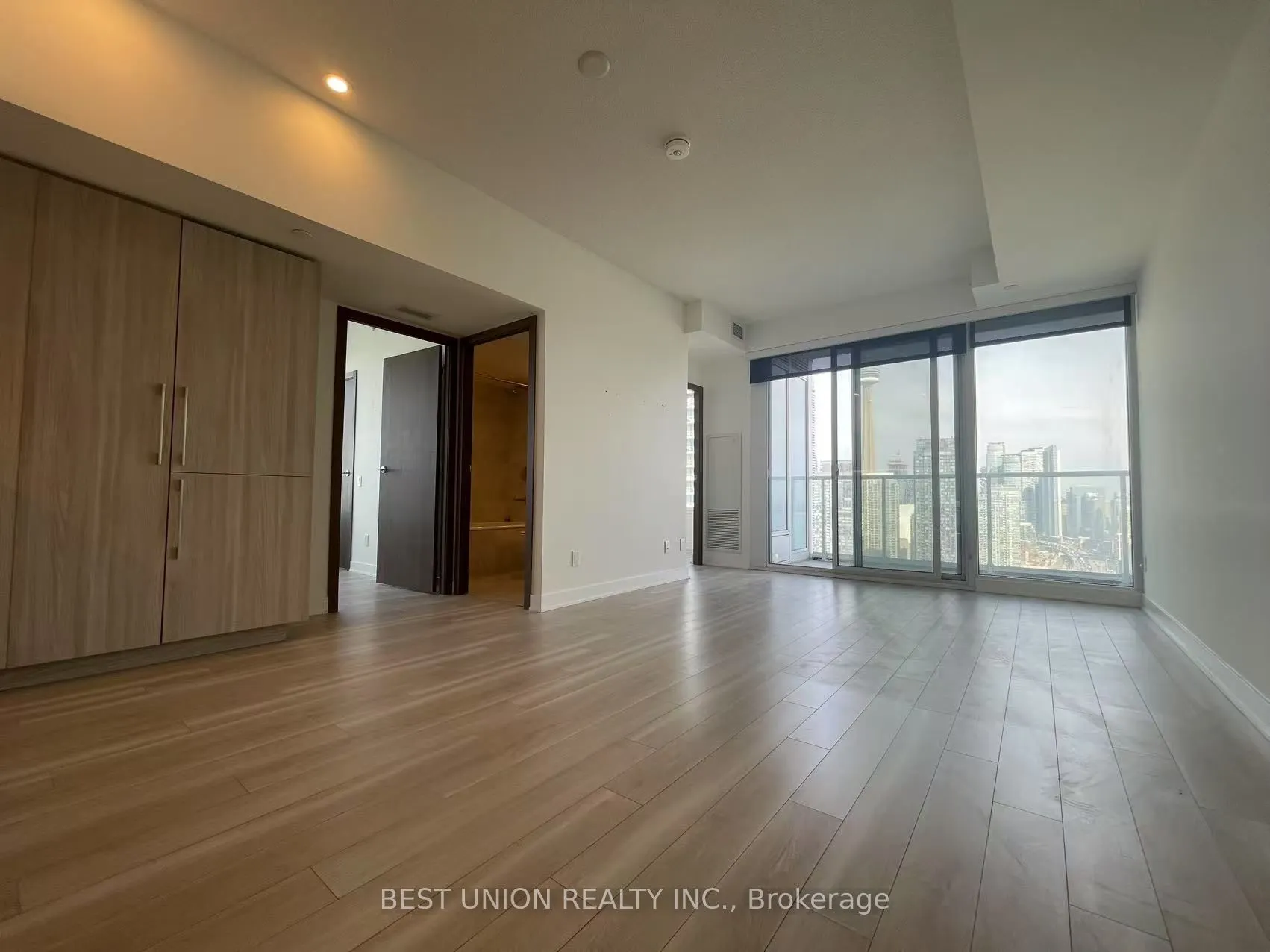 17 Bathurst Street #3910