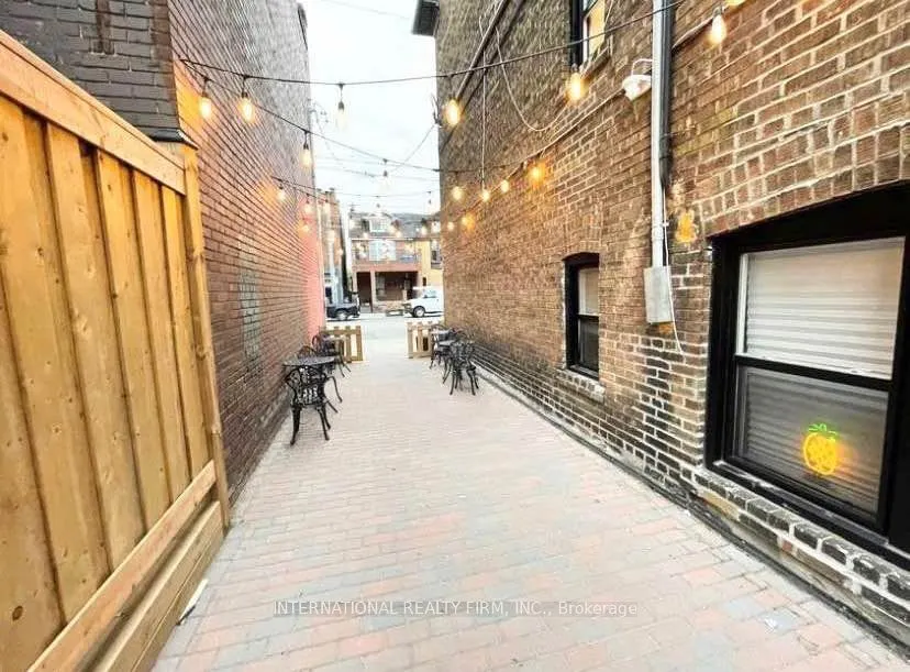 1094 College Street #1