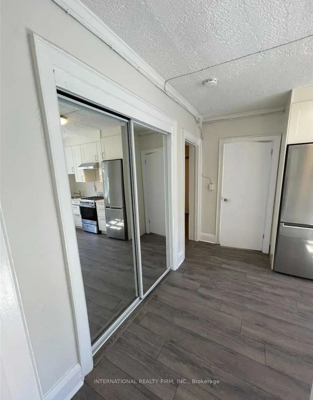 1094 College Street #1