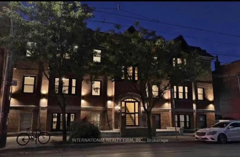 1094 College Street #1
