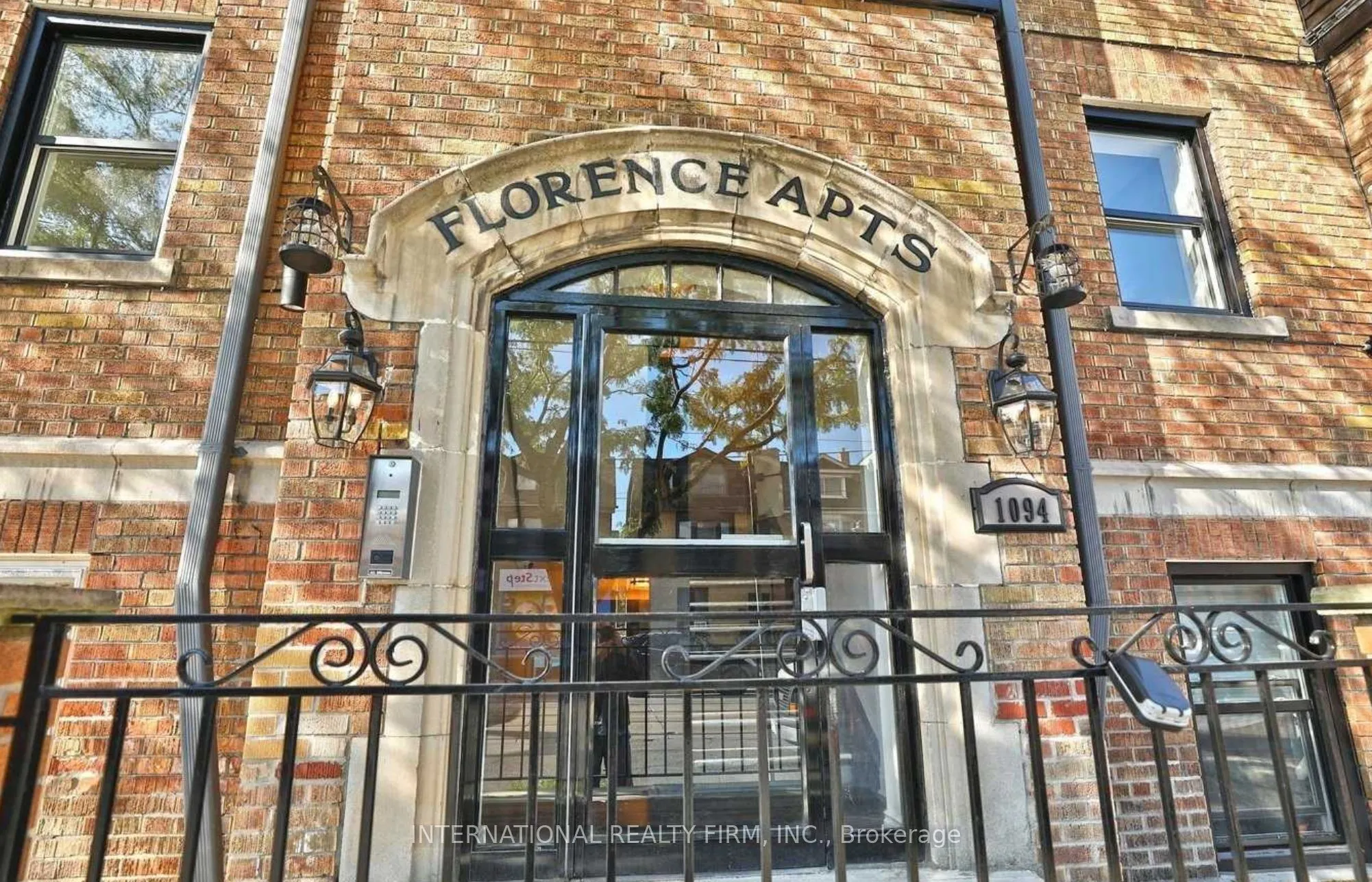 1094 College Street #1
