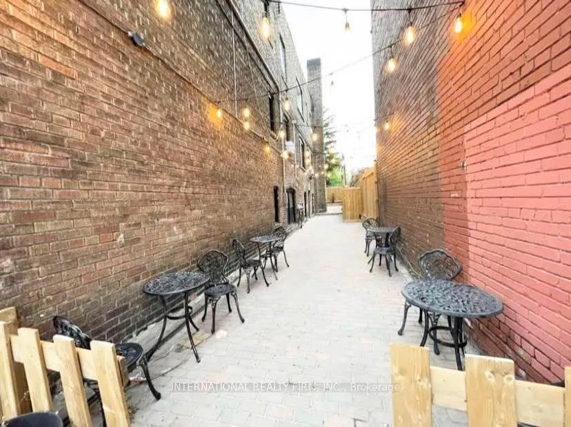 1094 College Street #1