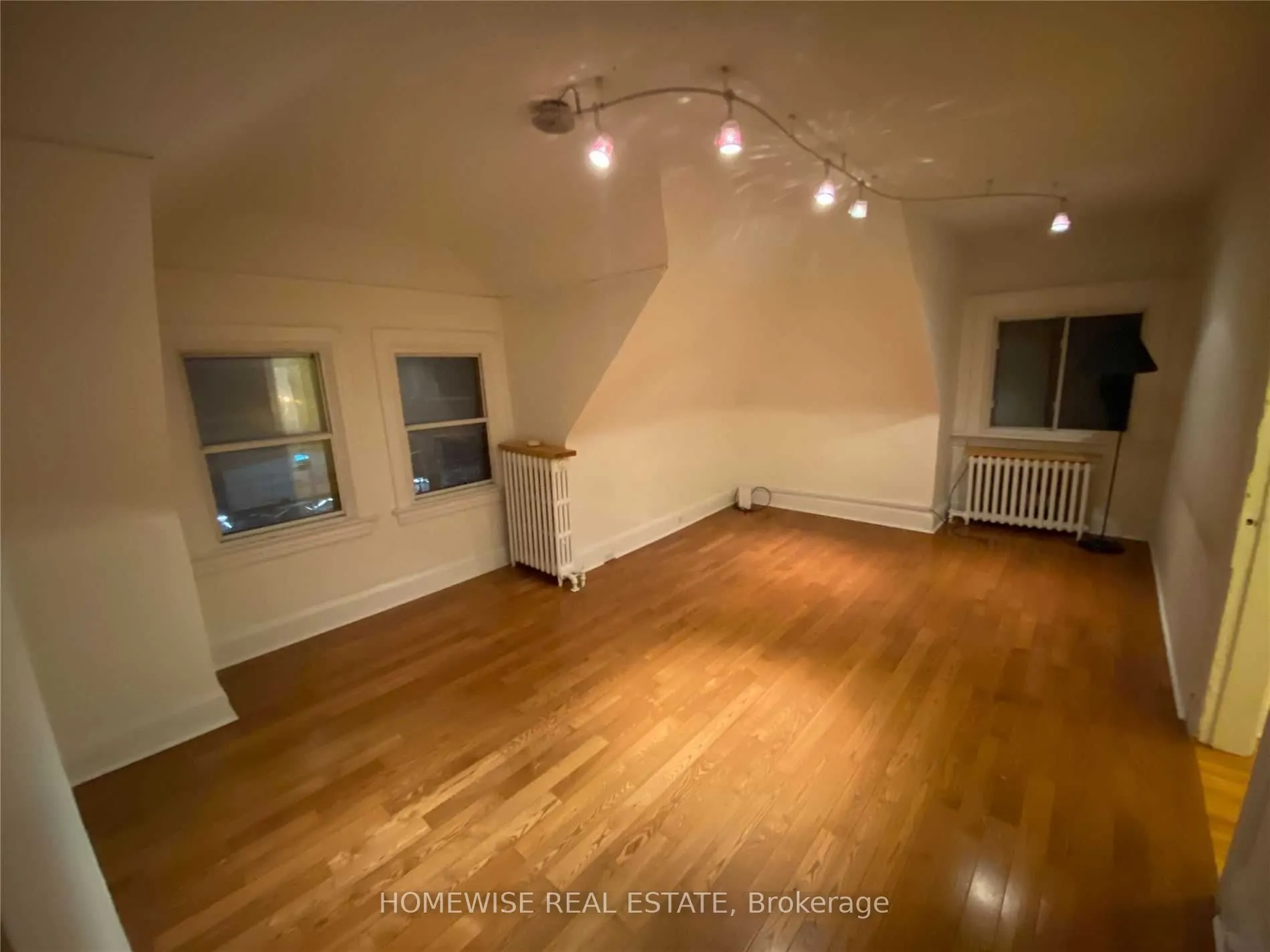 882 College Street #5