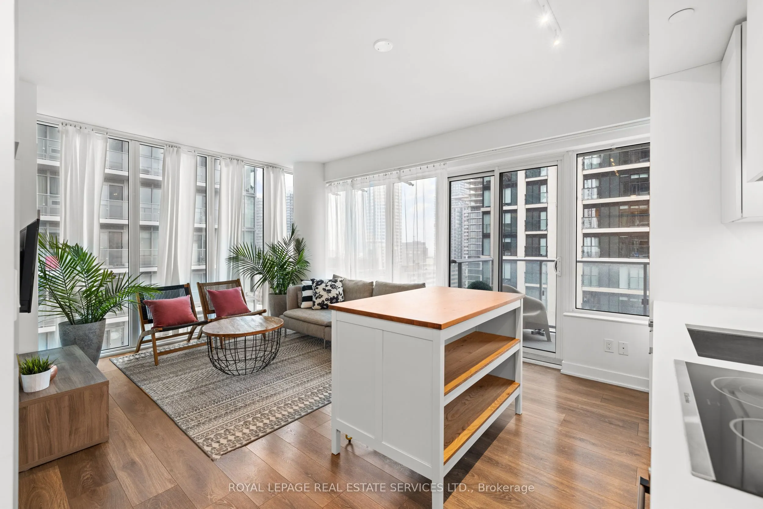 99 Broadway Avenue N #2009
