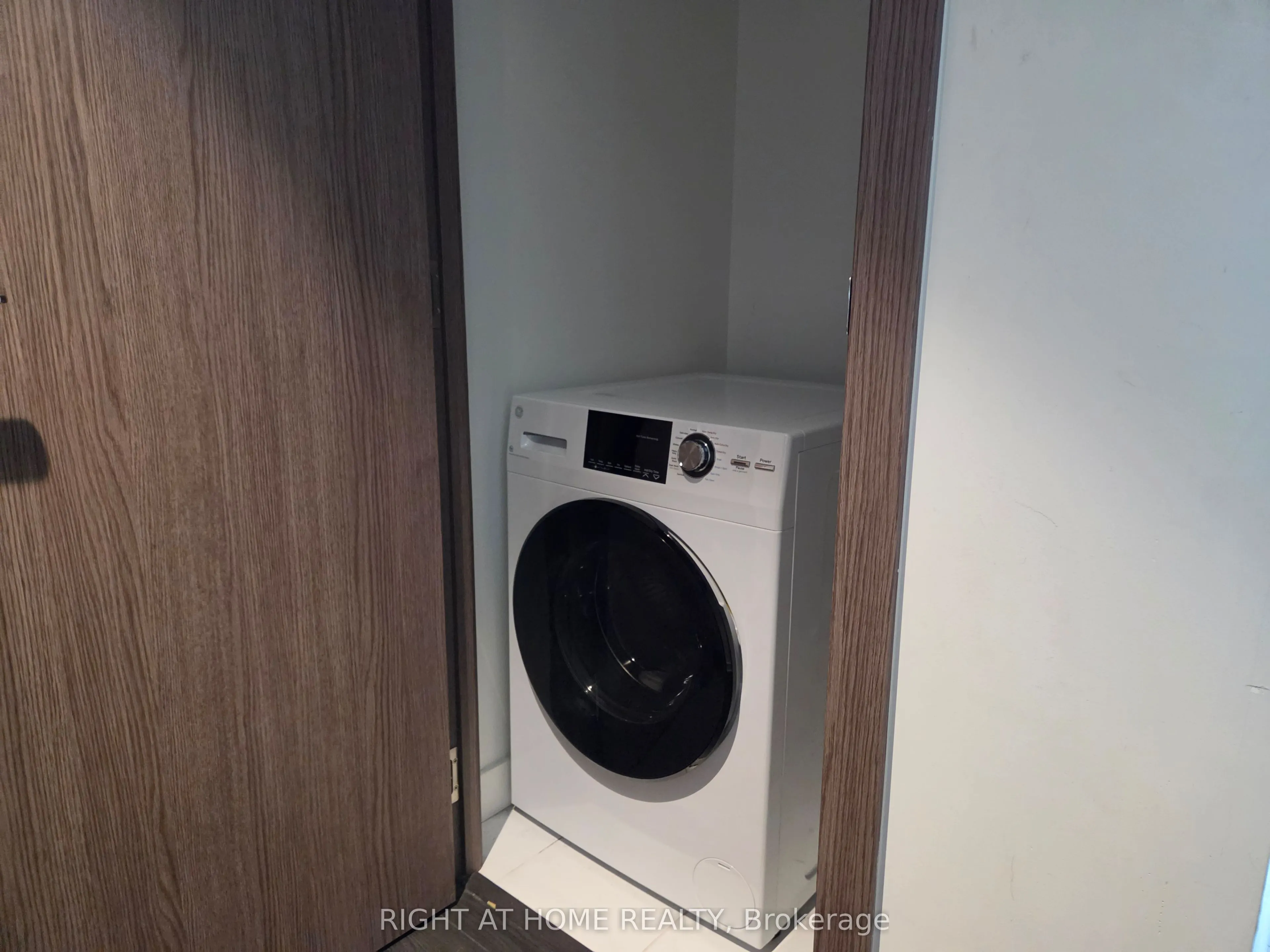 17 Bathurst Street #602