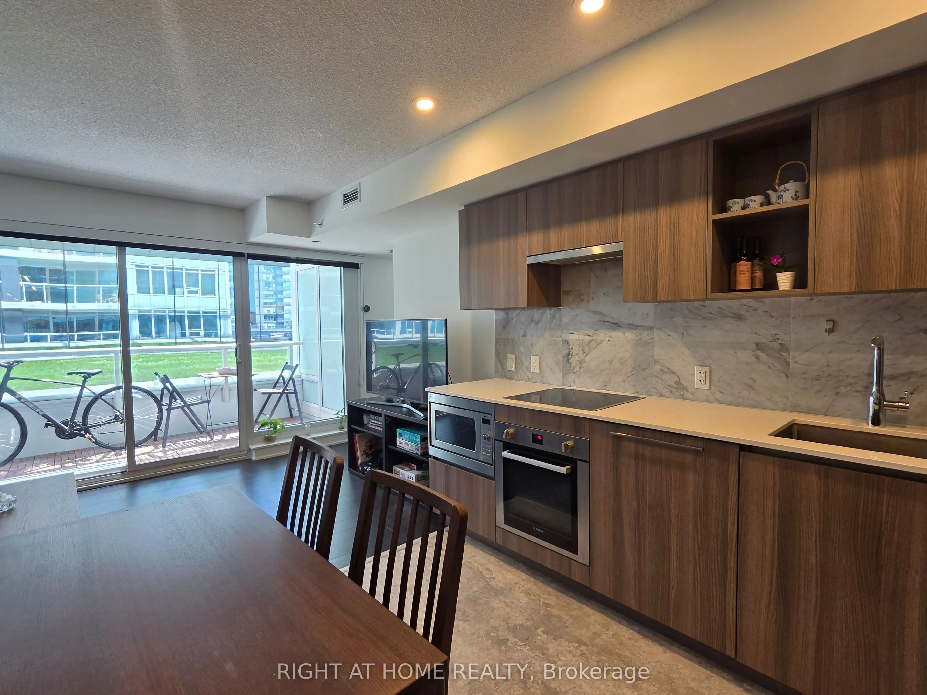 17 Bathurst Street #602