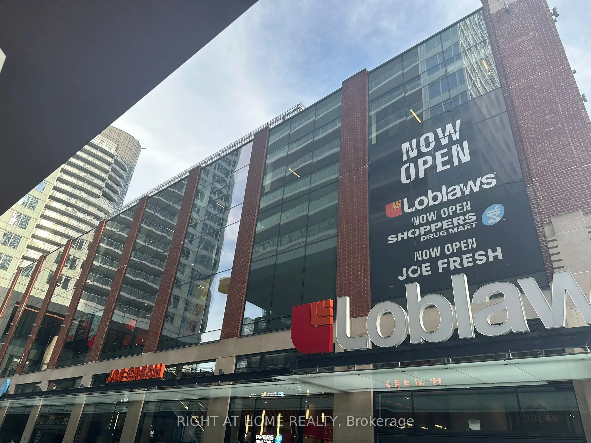 17 Bathurst Street #602