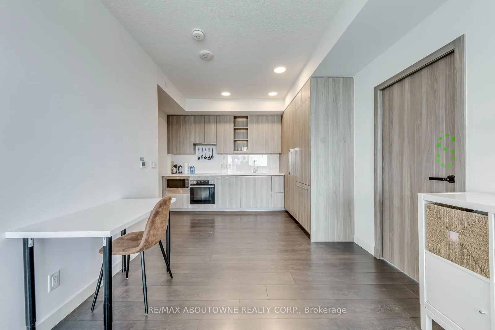 27 Mcmahon Drive #1706