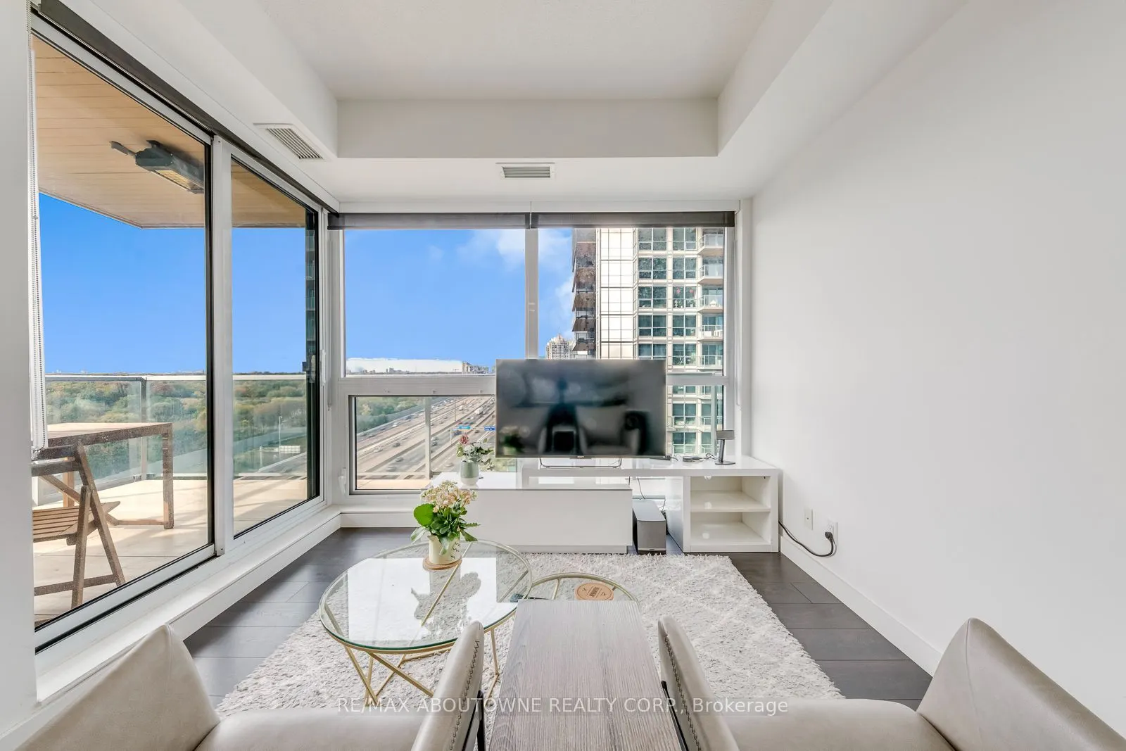 27 Mcmahon Drive #1706