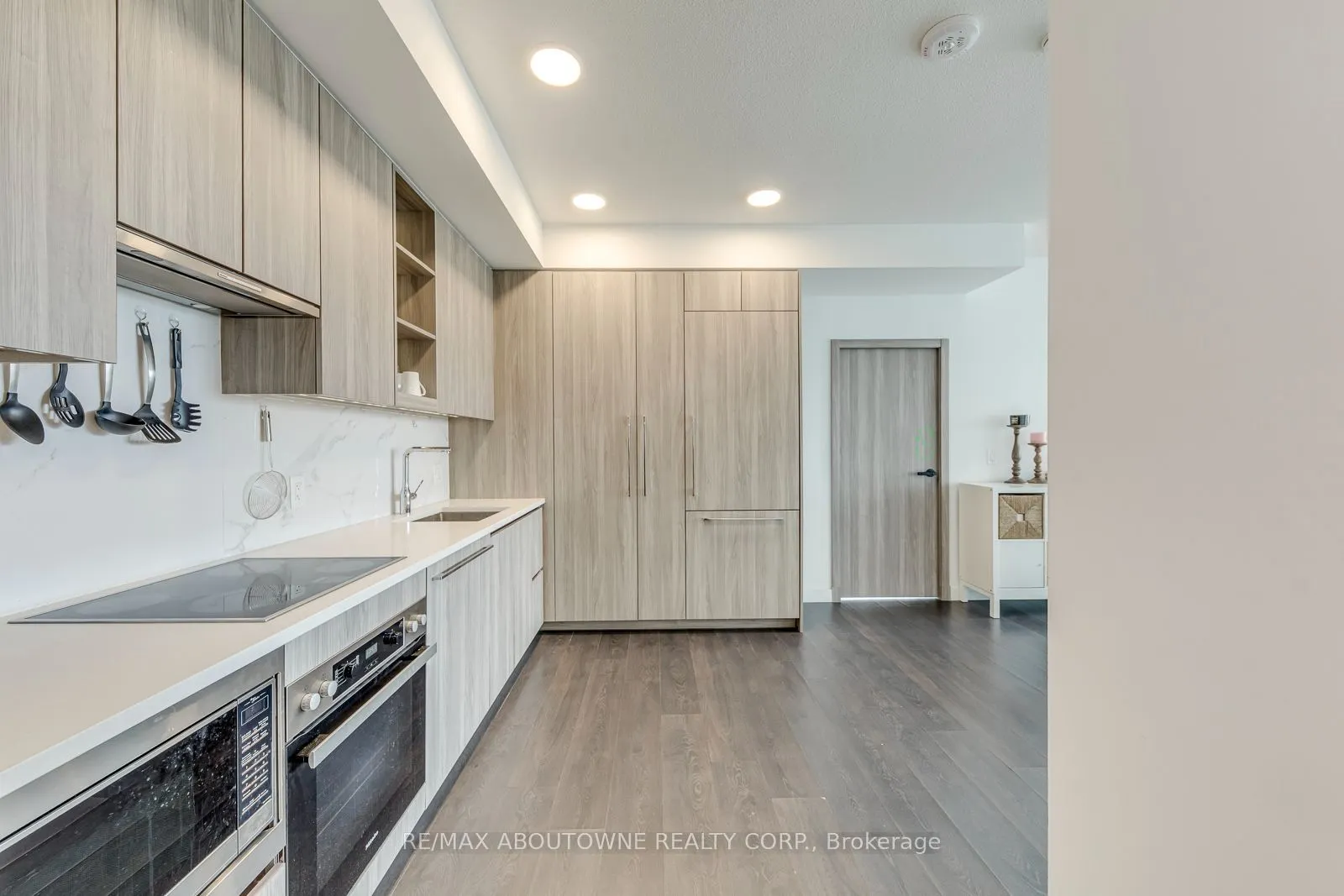 27 Mcmahon Drive #1706