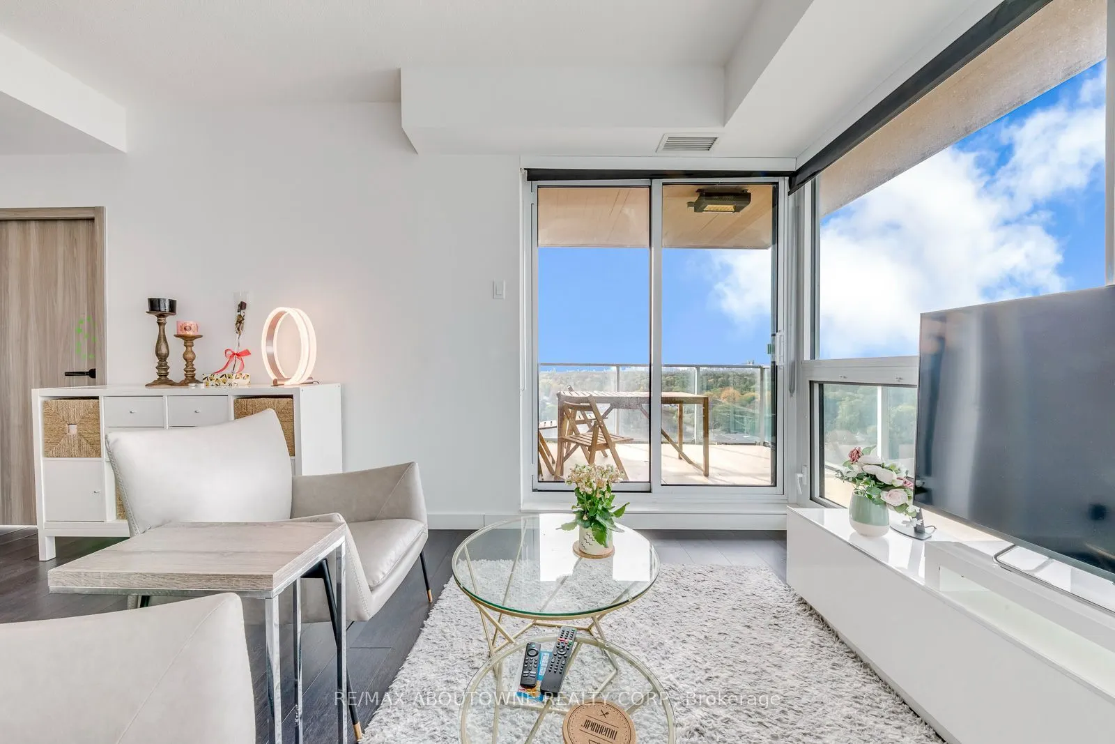 27 Mcmahon Drive #1706