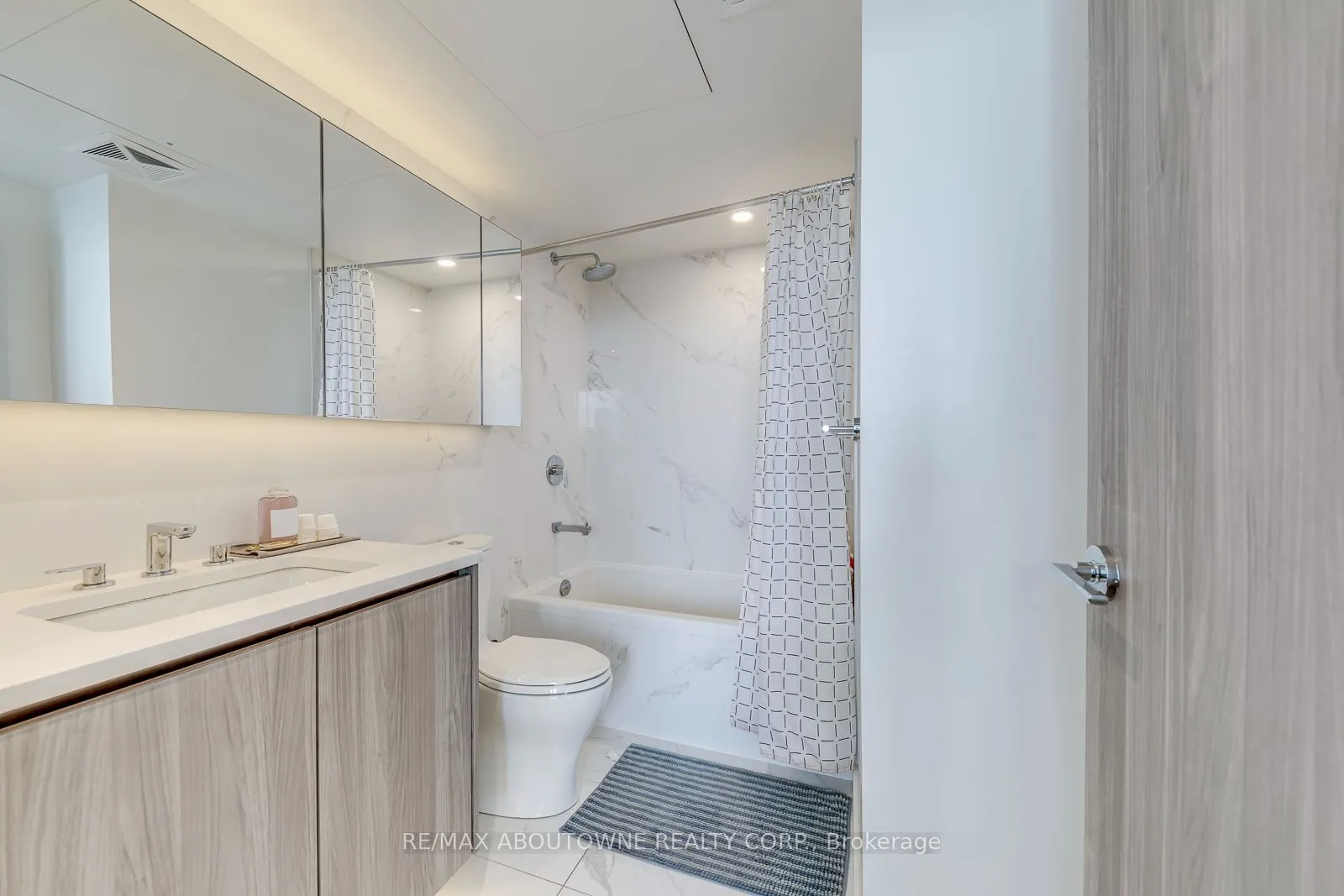 27 Mcmahon Drive #1706