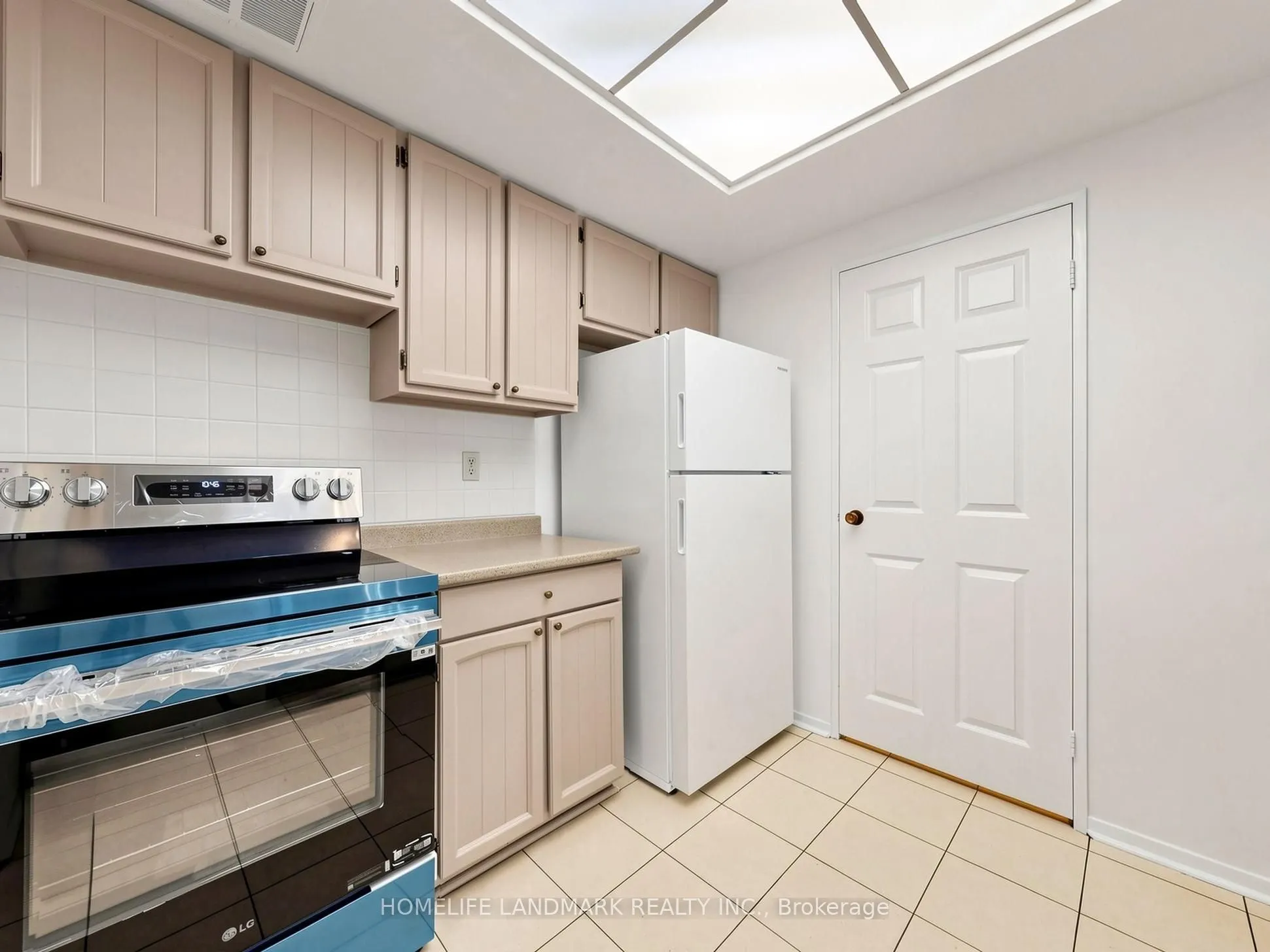 1555 Finch Avenue E #102