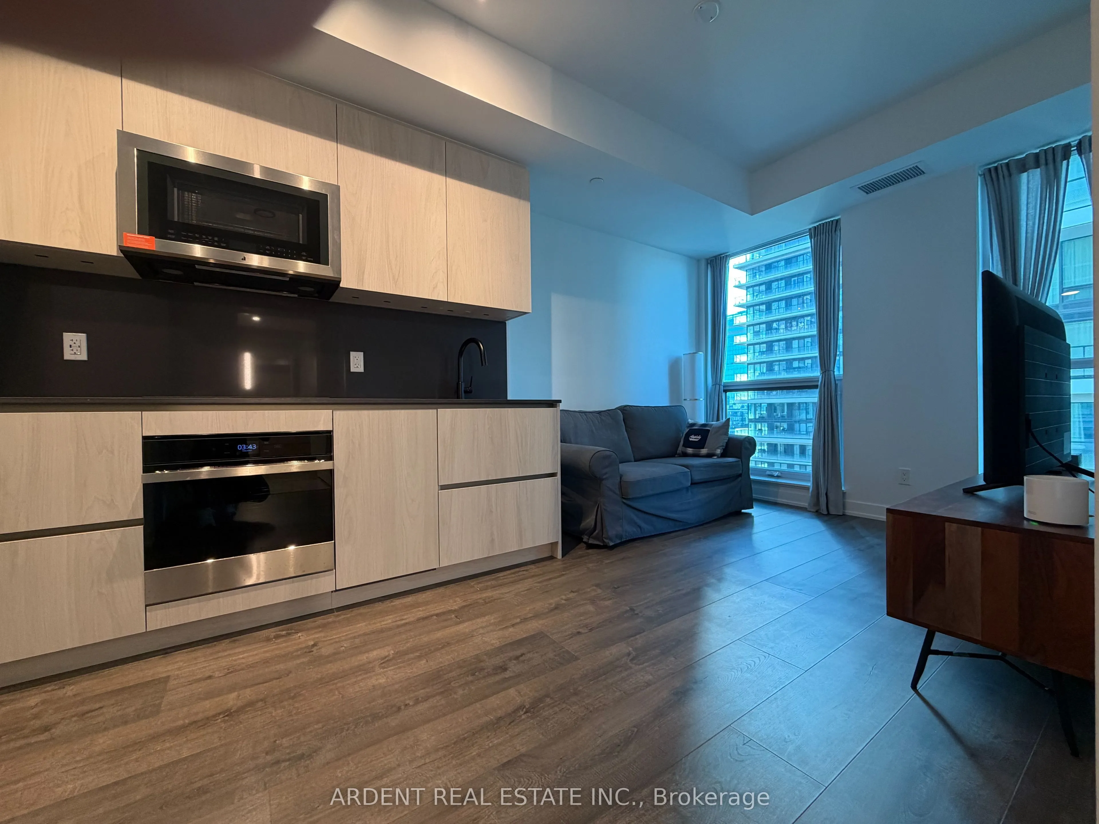 327 King Street W #2704