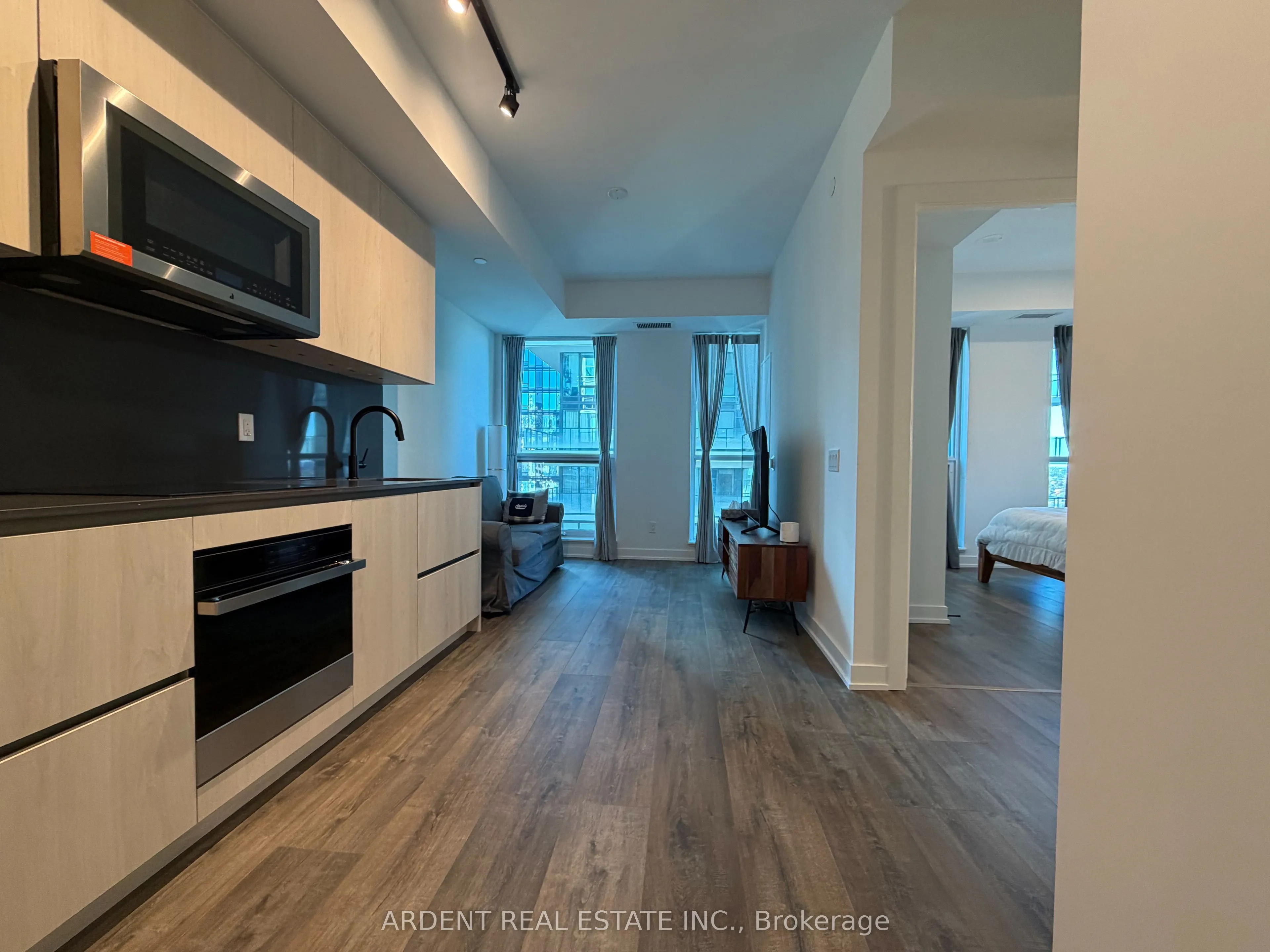327 King Street W #2704