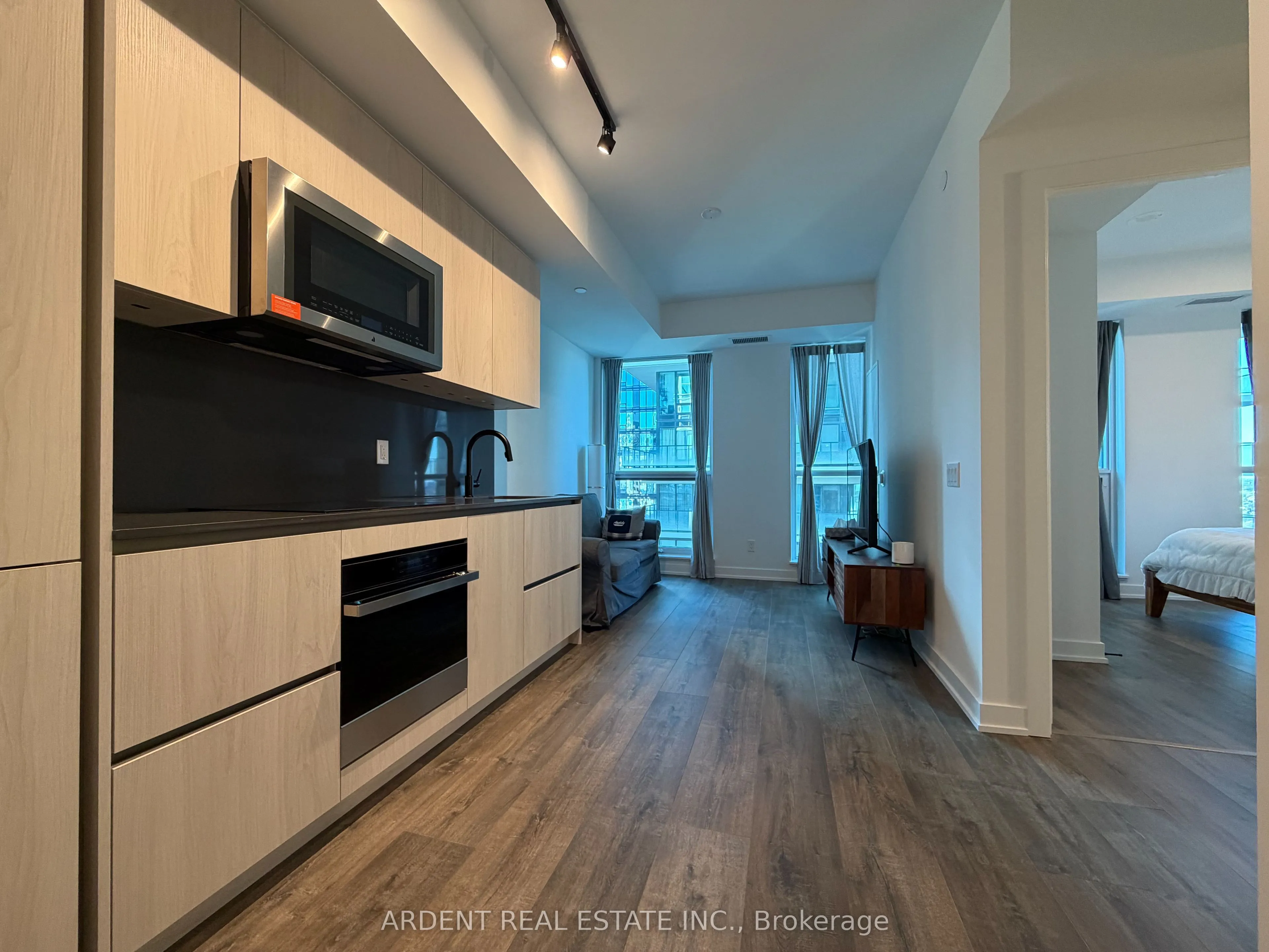 327 King Street W #2704