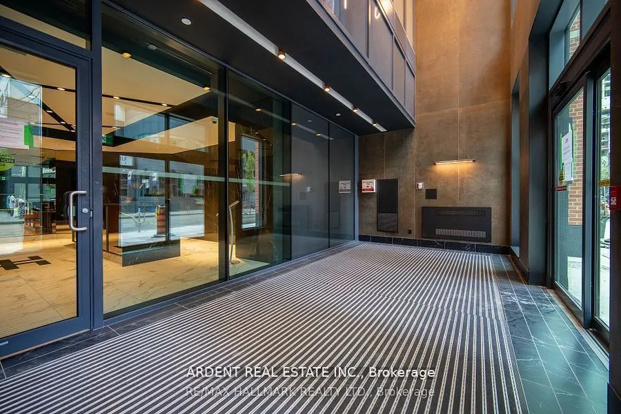 327 King Street W #2704