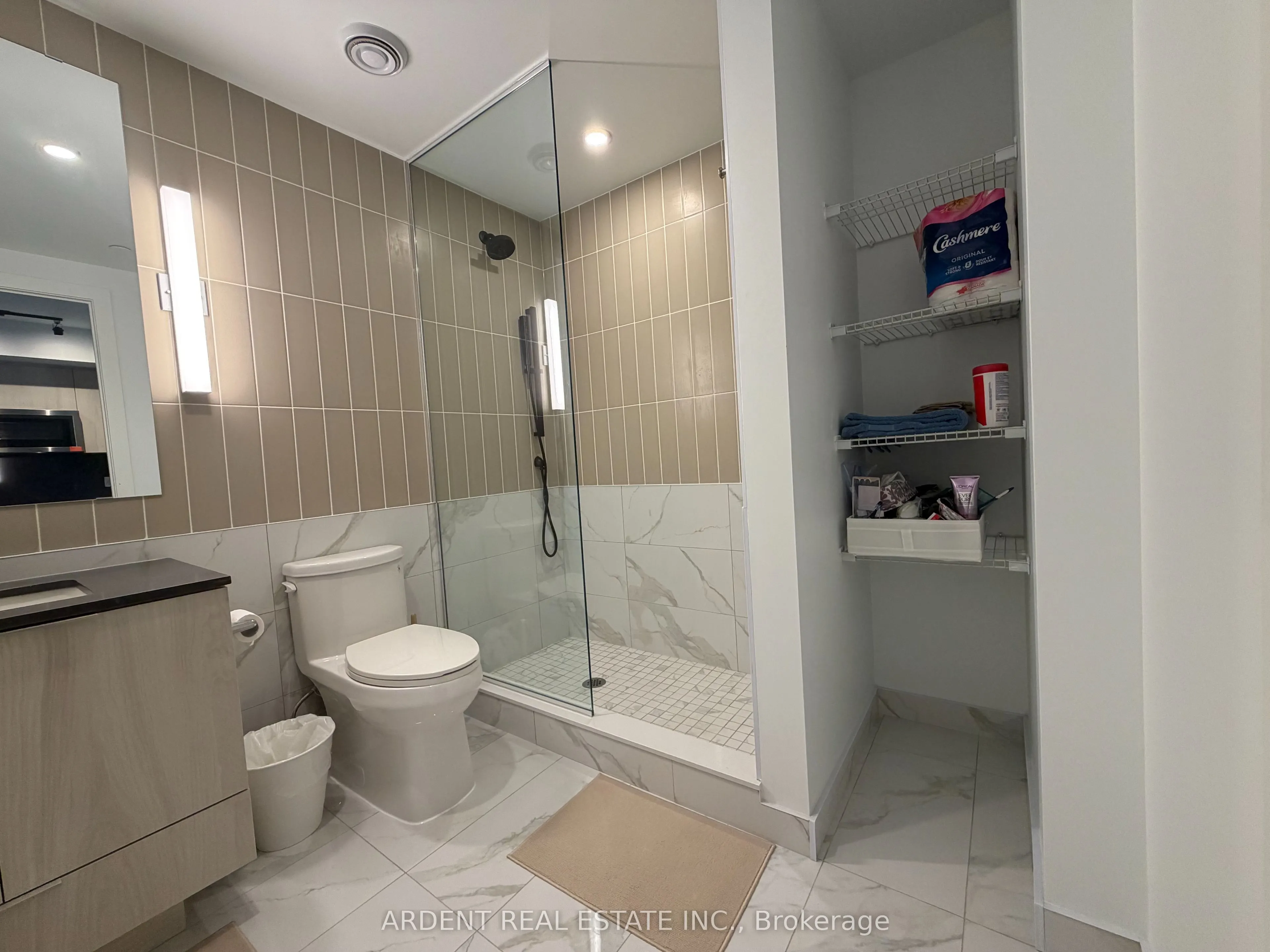 327 King Street W #2704